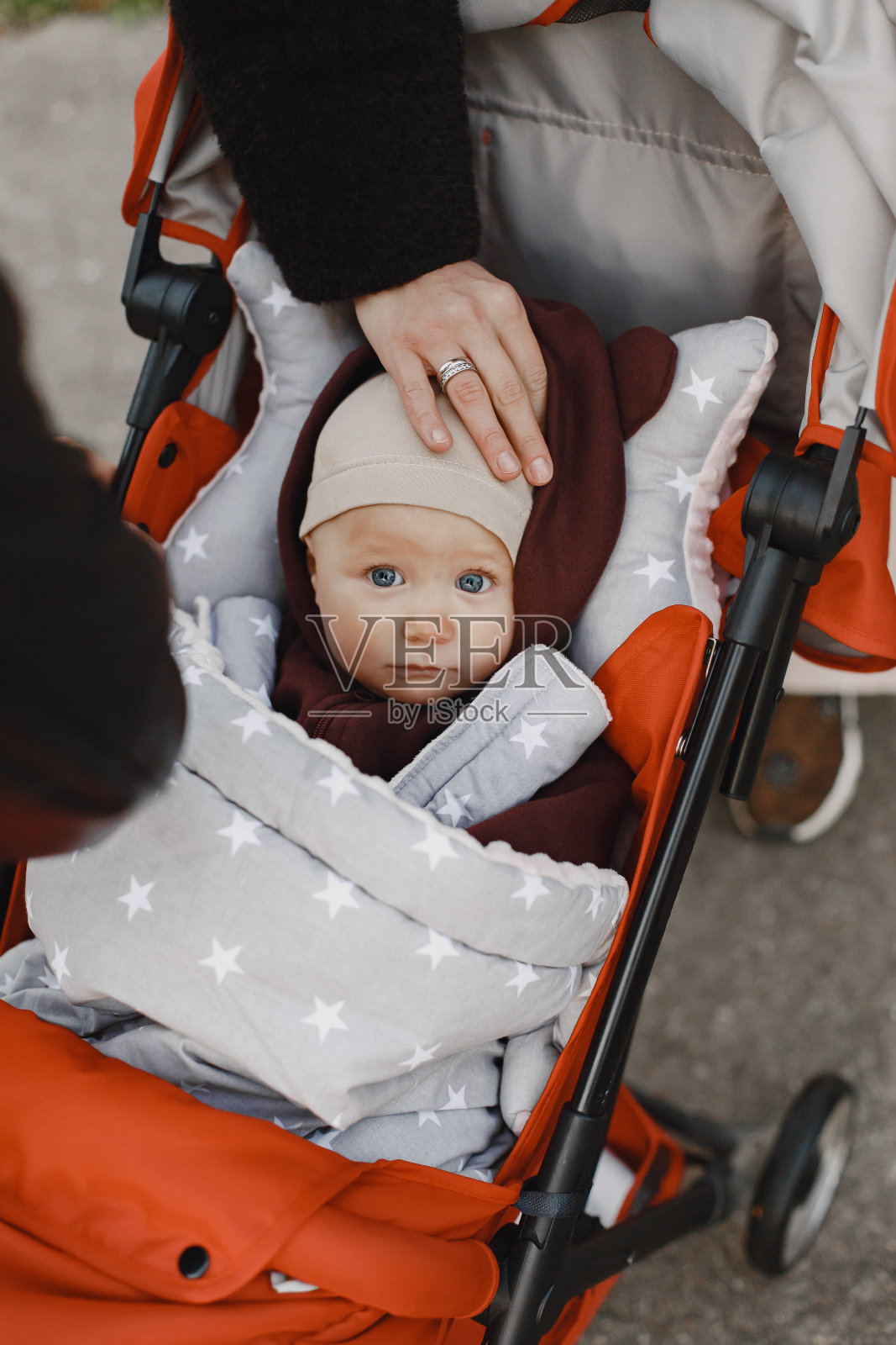 一家人带着小女儿在秋天的公园里照片摄影图片