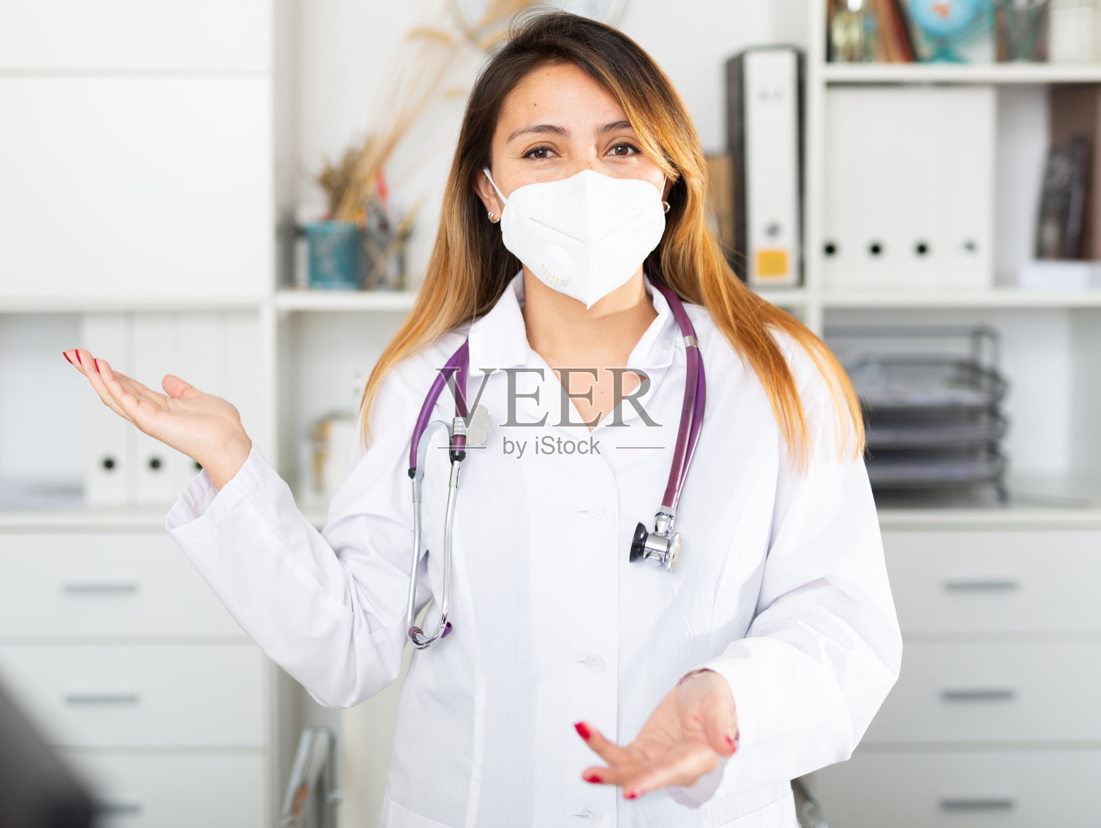 戴口罩的女医生欢迎来到诊所照片摄影图片