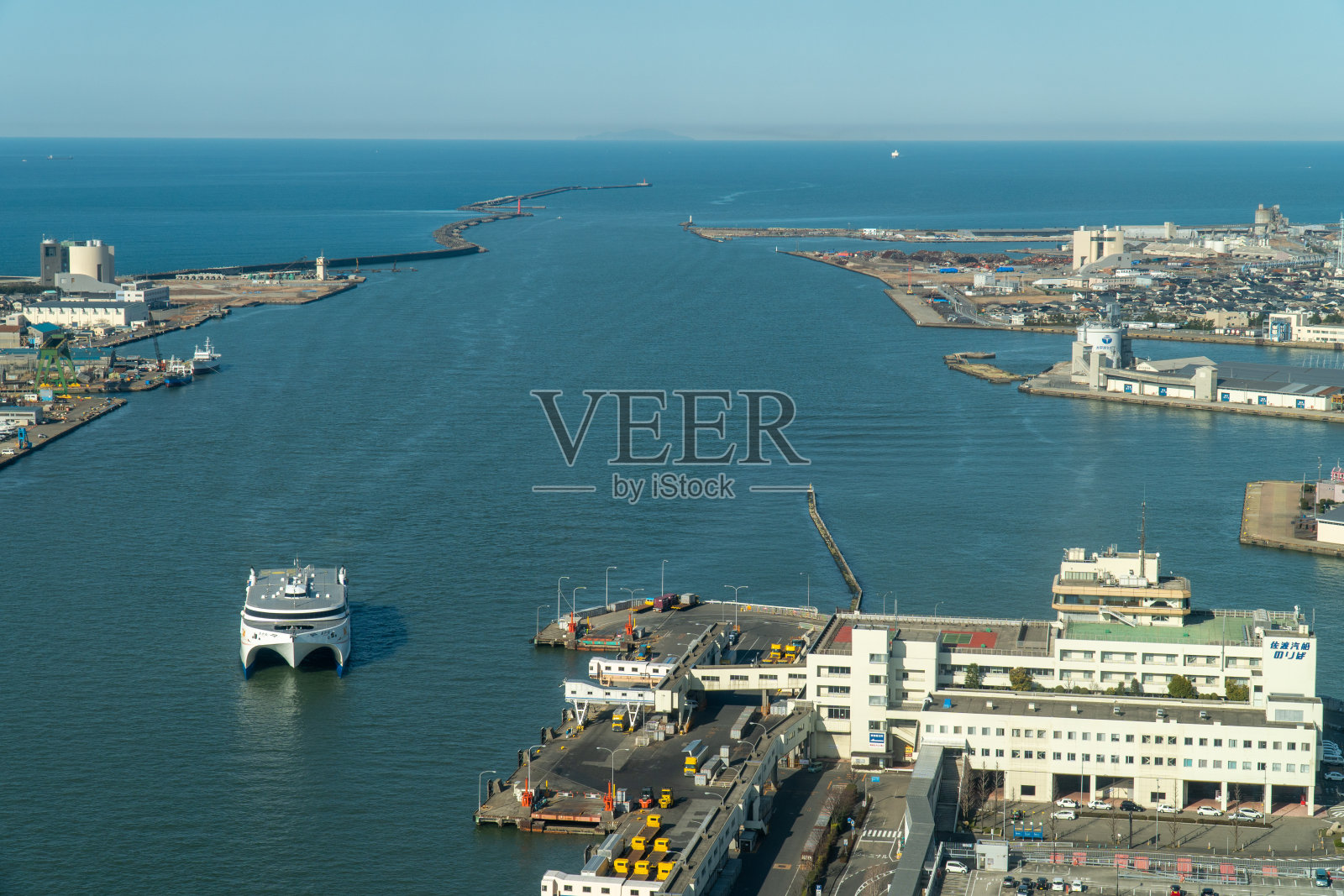 船舶进入港口照片摄影图片