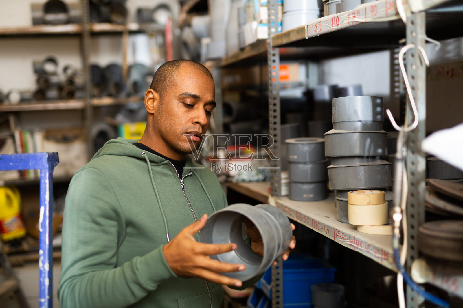 拉丁美洲人在建筑车间选择家居装修用品照片摄影图片