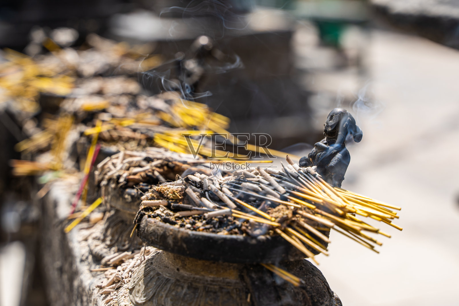 小的祈祷人与许多香周围。加德满都斯瓦扬布纳特寺的佛教节日庆祝活动。照片摄影图片