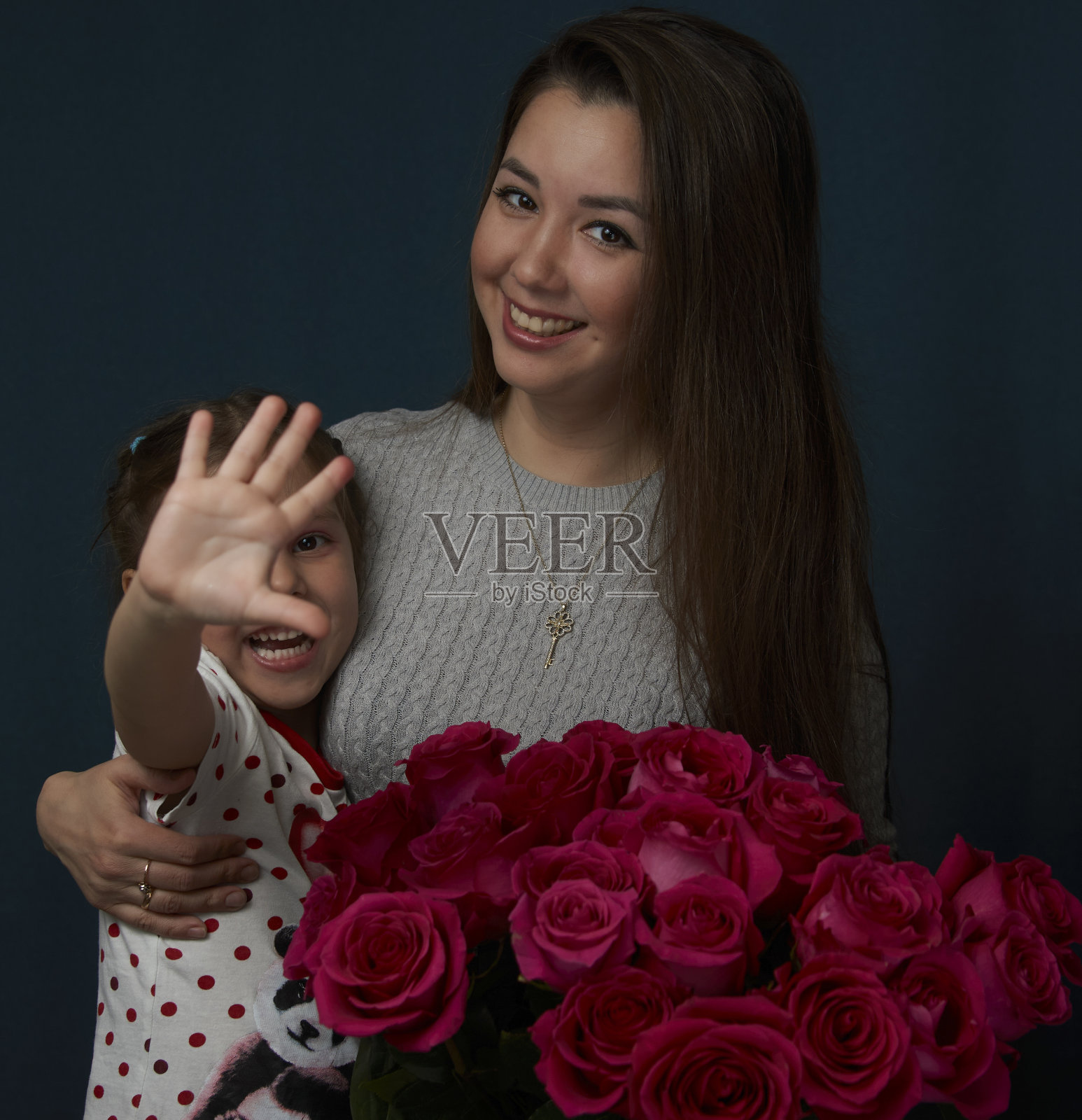 幸福的母女带着鲜花照片摄影图片