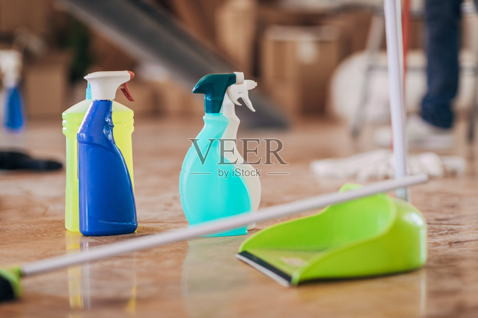 清洁产品的瓶子在地板上照片摄影图片