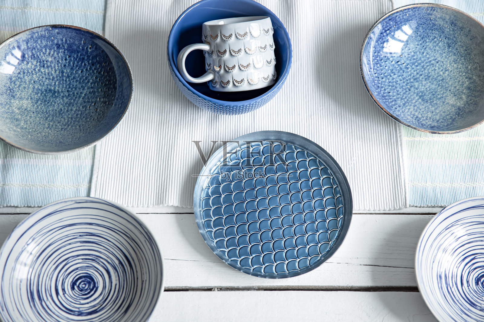 近一套时尚的陶瓷餐具与创意设计。照片摄影图片