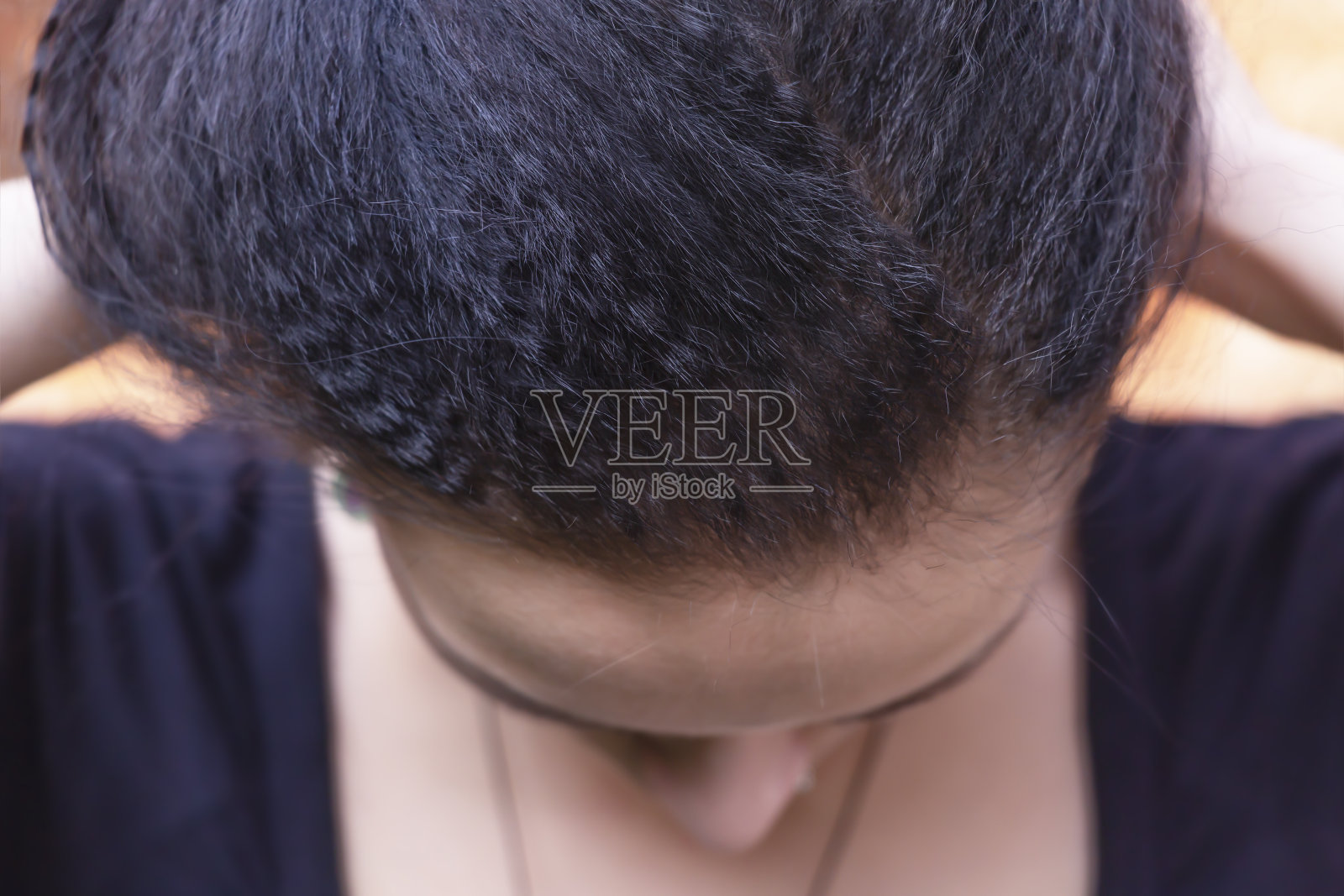 女人头顶的头发照片摄影图片