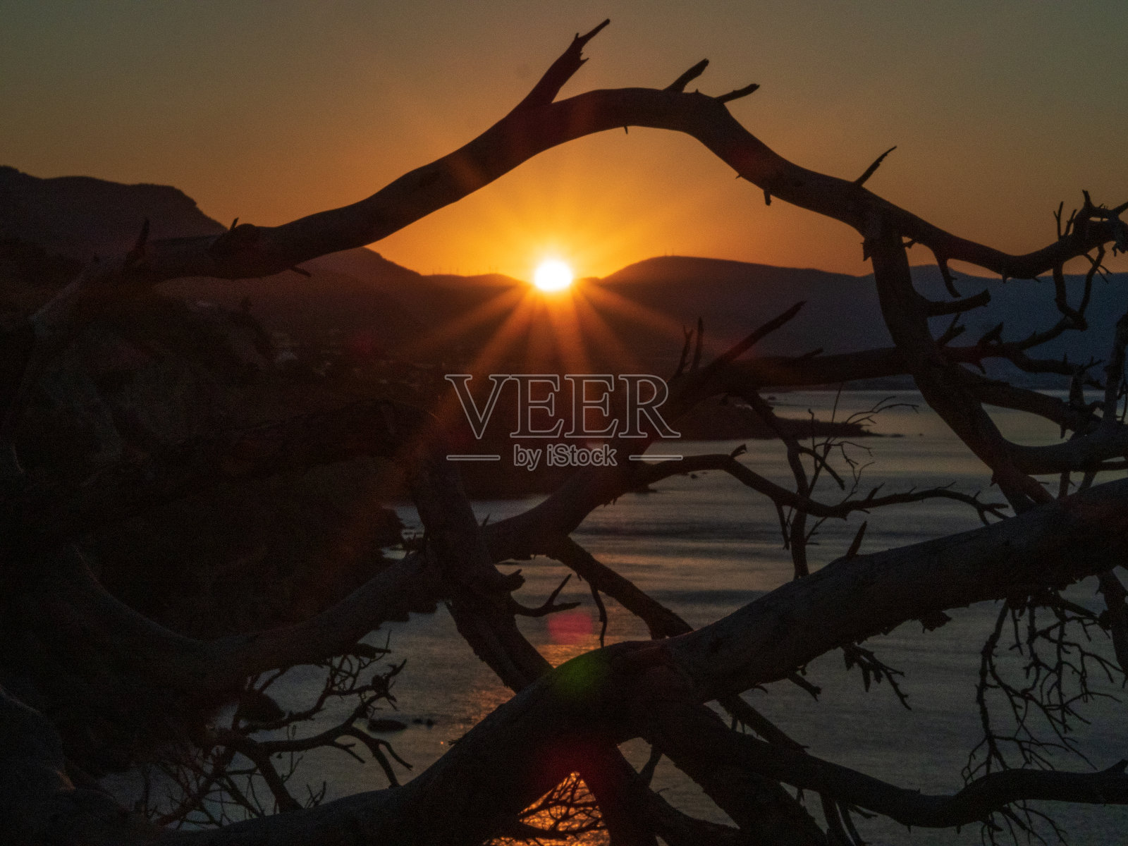 希腊克里特岛，夏日度假，山上和海上的日落照片摄影图片