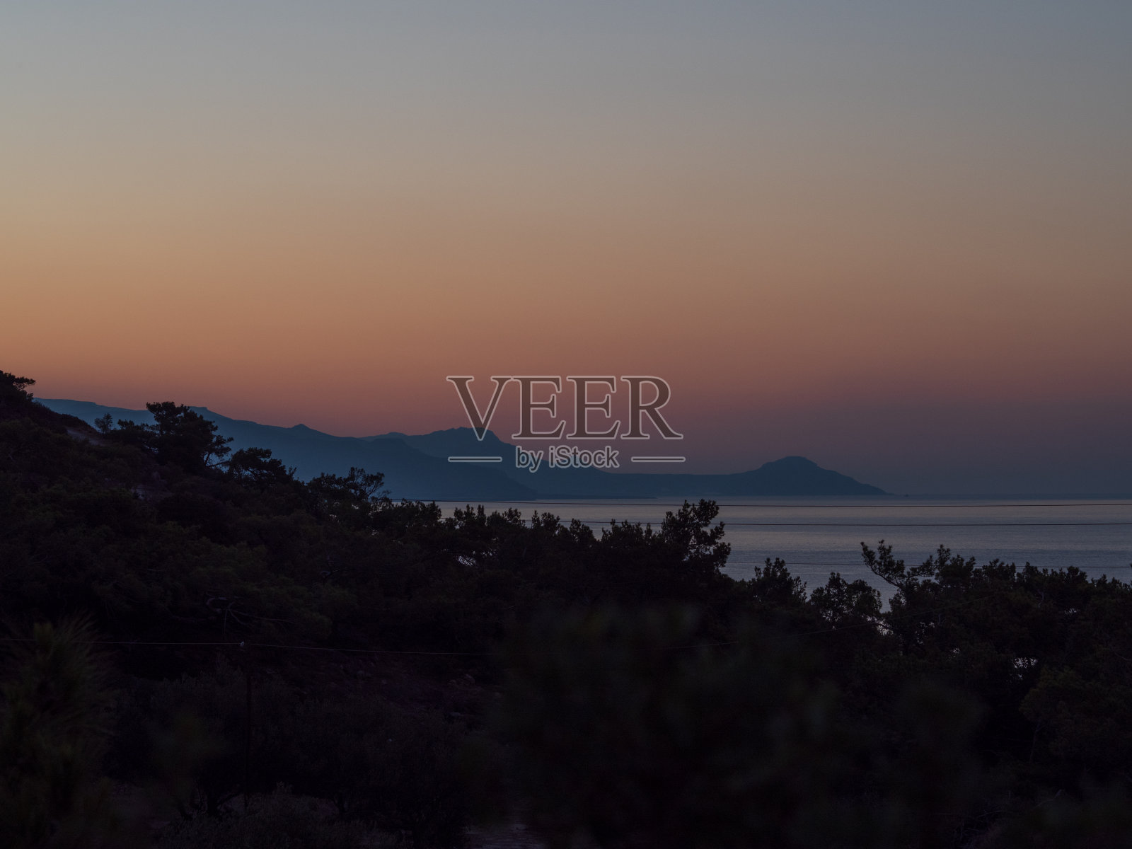 希腊克里特岛，夏日度假，山上和海上的日落照片摄影图片