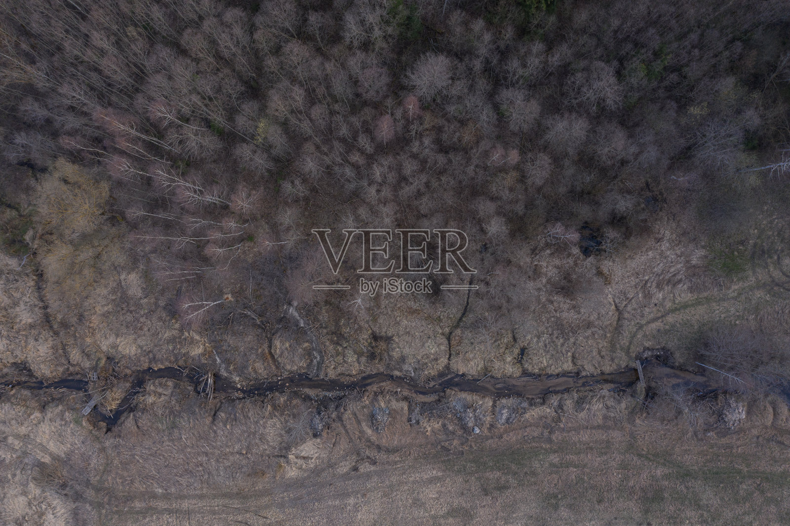 河流的鸟瞰图。照片摄影图片