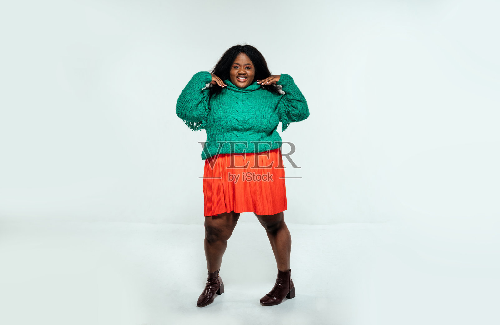 一个美丽的女人在白色的背景下穿着休闲装摆姿势照片摄影图片