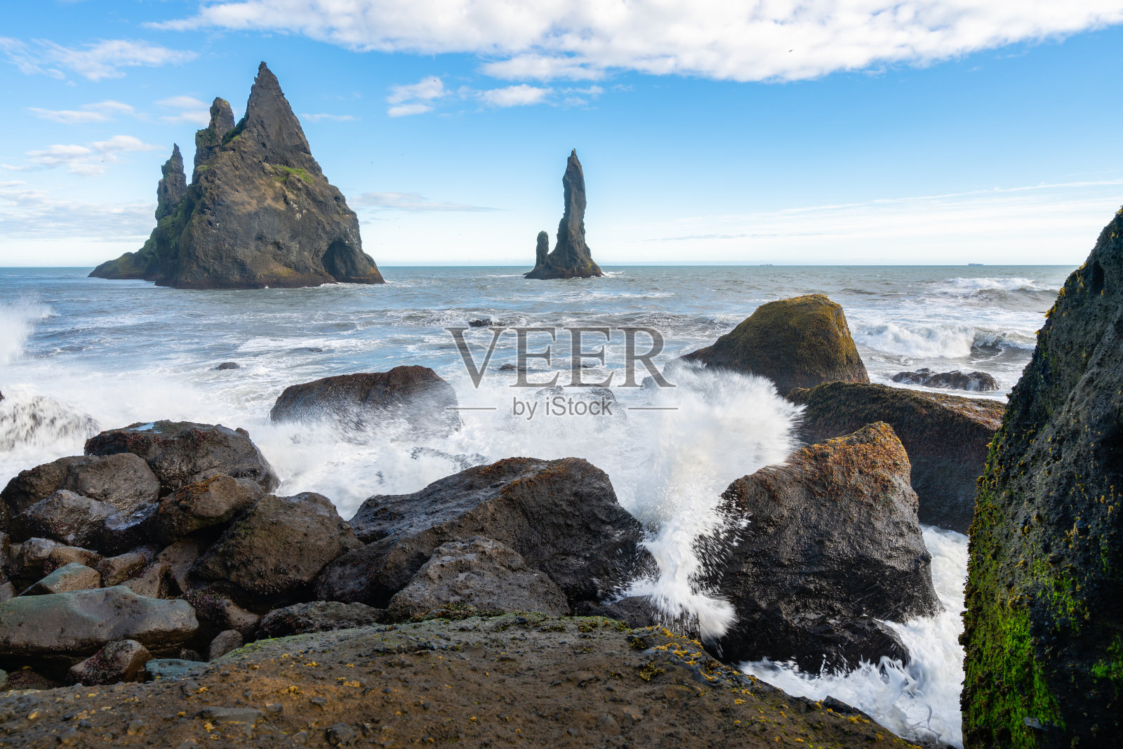 海浪袭击了冰岛维克米达尔的黑色海滩。照片摄影图片