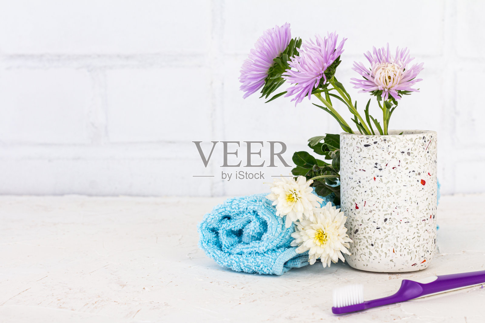 女人们在白色的背景下清洗饰品和化妆品。照片摄影图片