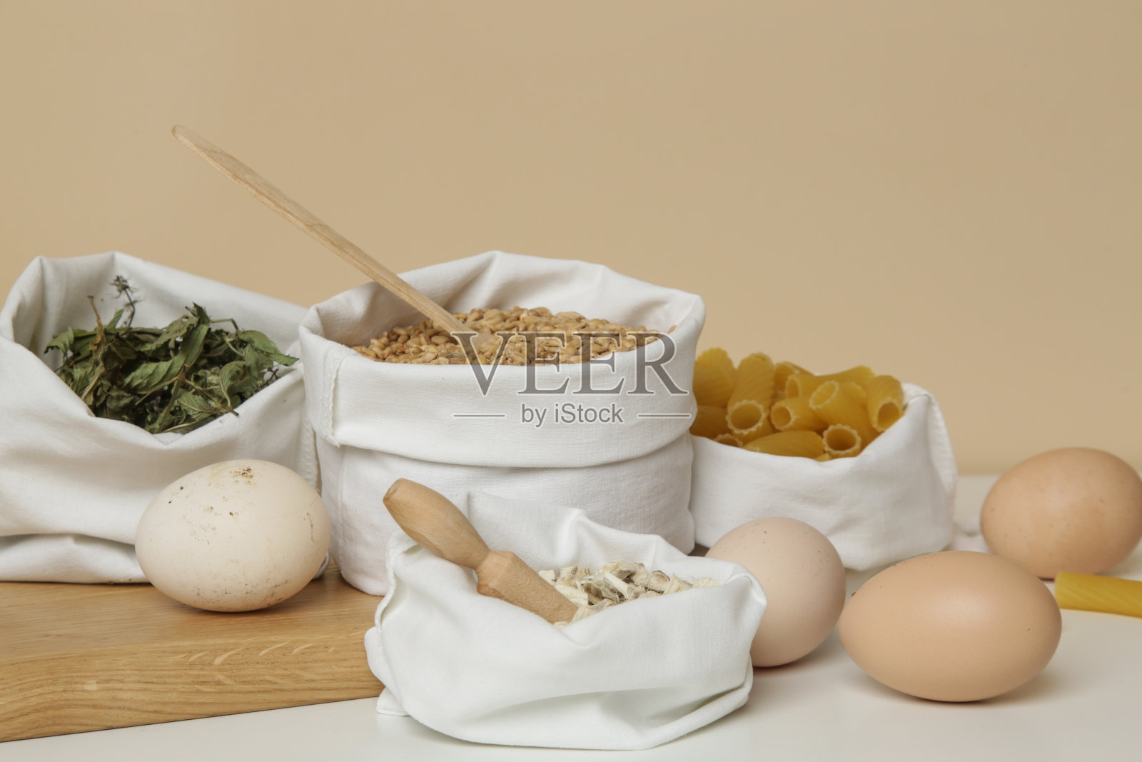 用可重复使用的纺织袋装各种杂货。塑料免费送货从散装商店。可持续和零浪费的食品购物。照片摄影图片