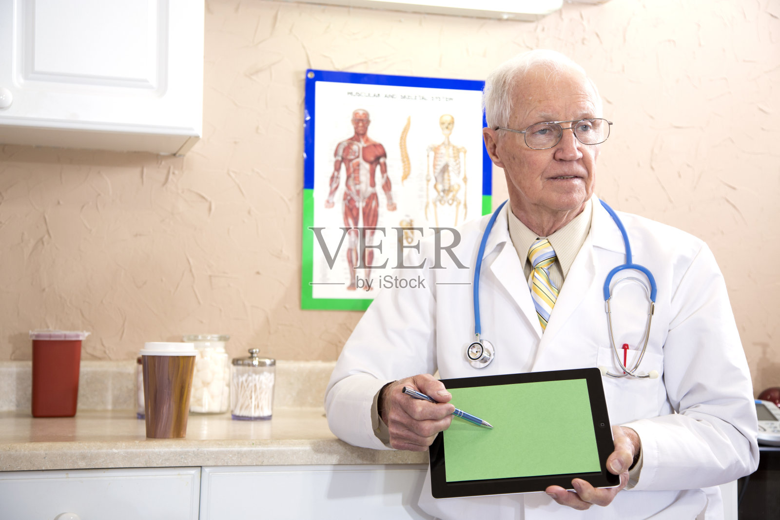 穿着实验服录制播客的资深医生照片摄影图片