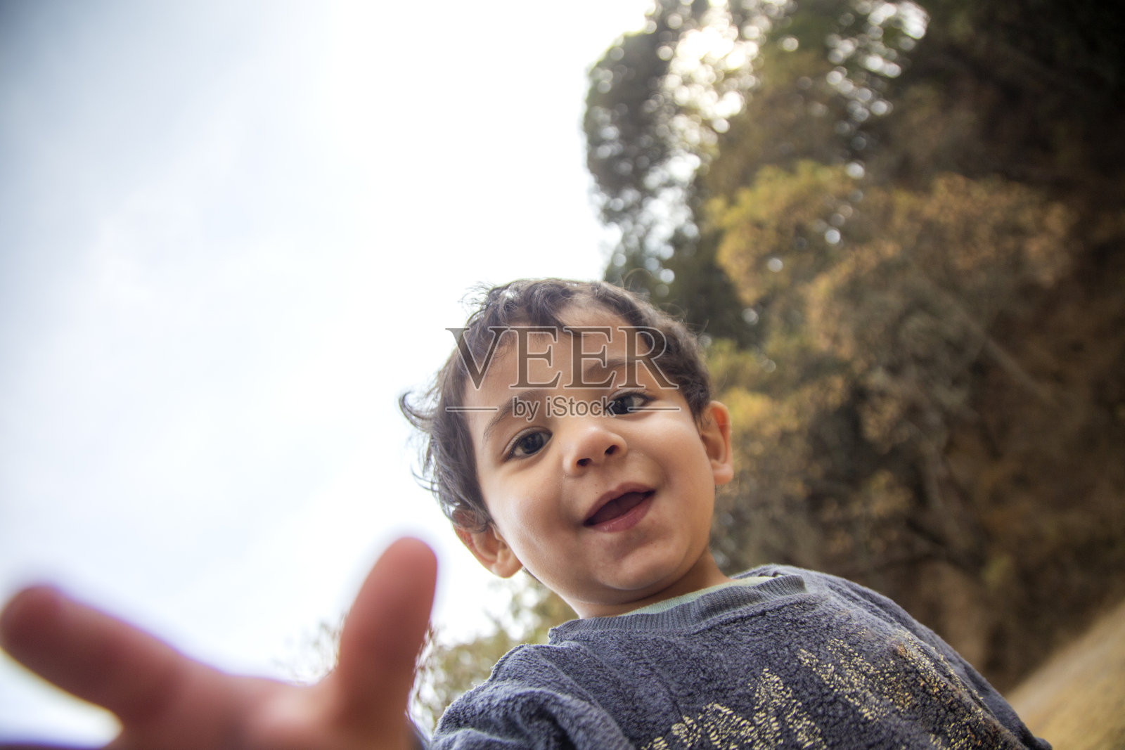 孩子在树林里欢笑照片摄影图片