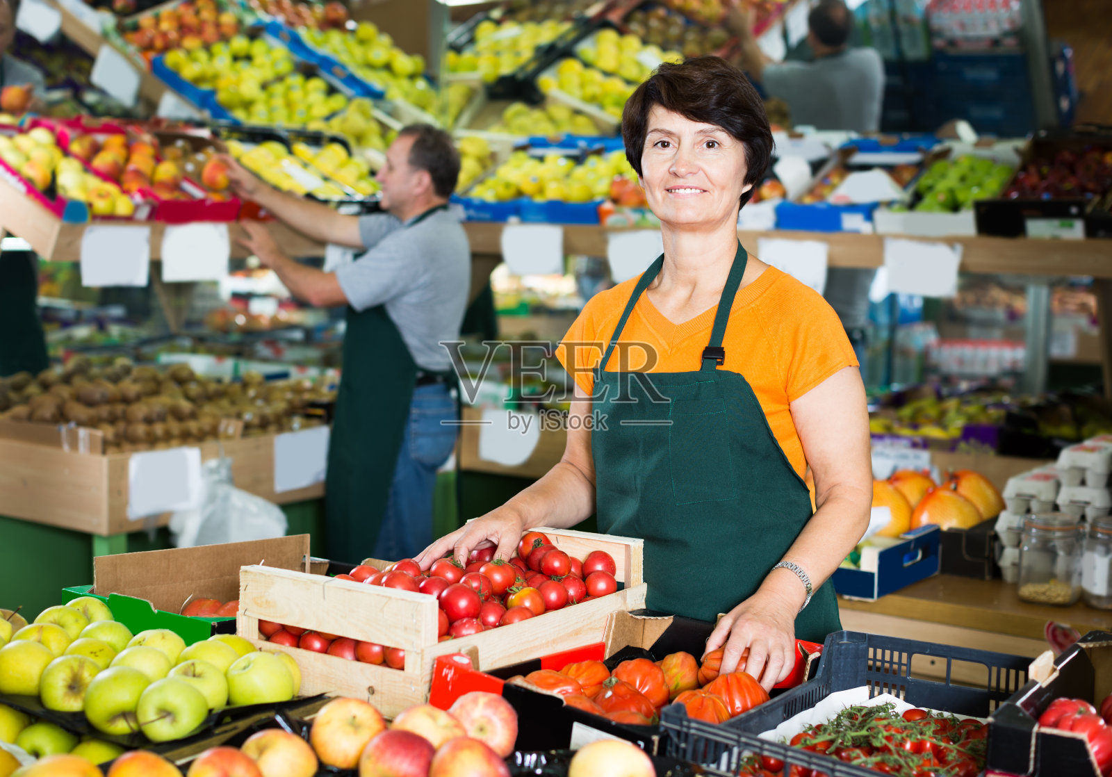超市里的女卖家照片摄影图片