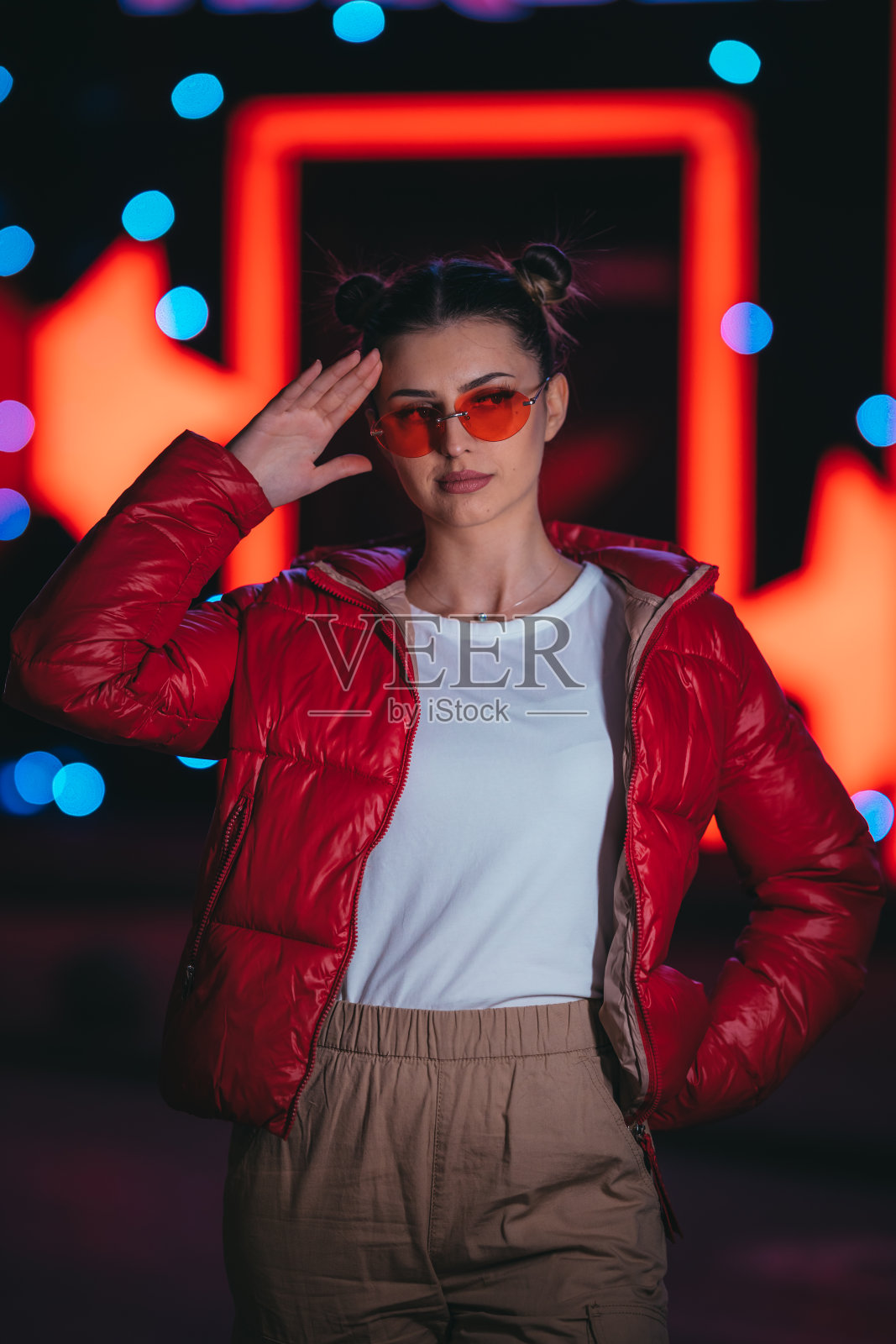 街上的现代女人和霓虹灯照片摄影图片