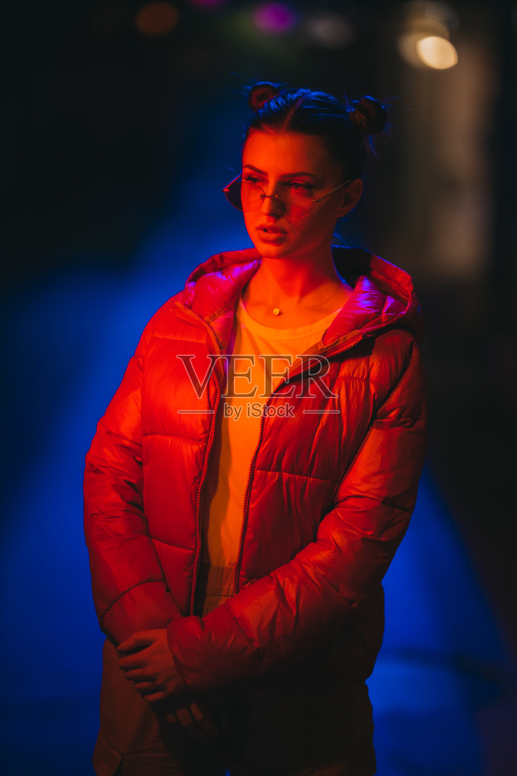 街上的现代女人和霓虹灯照片摄影图片