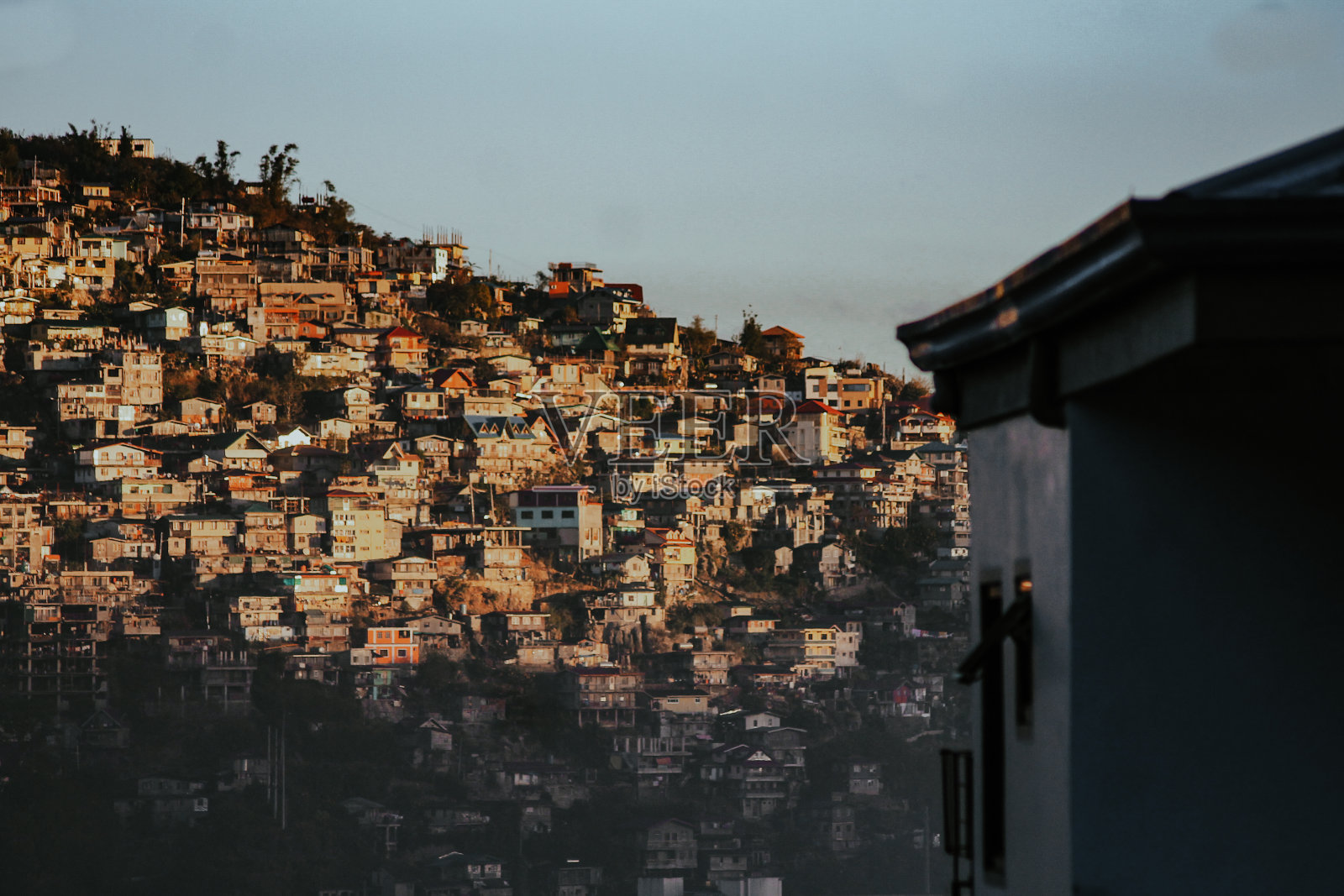 太阳升起的金色光芒照耀着碧瑶城照片摄影图片