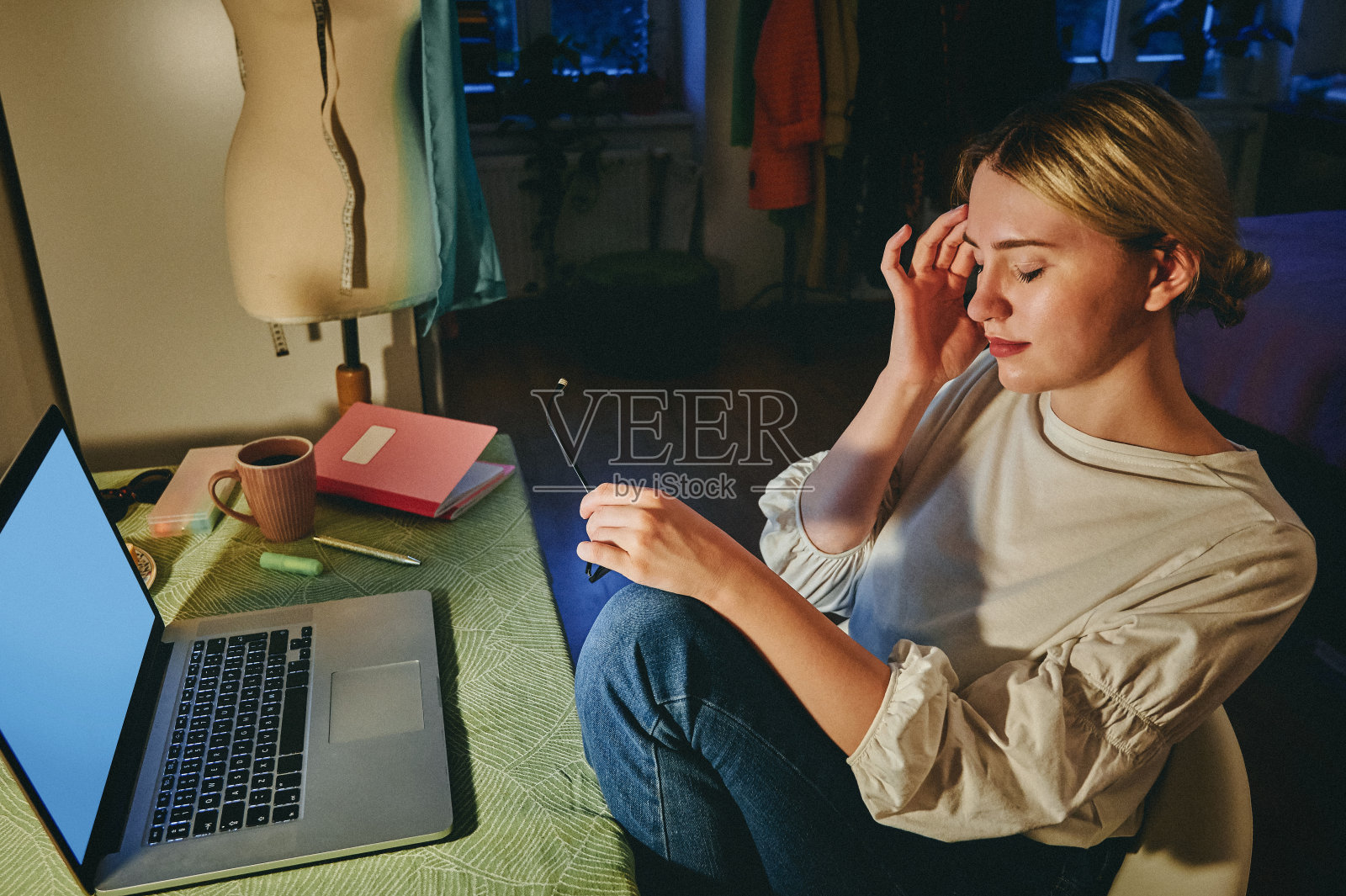 关掉它，休息一下照片摄影图片