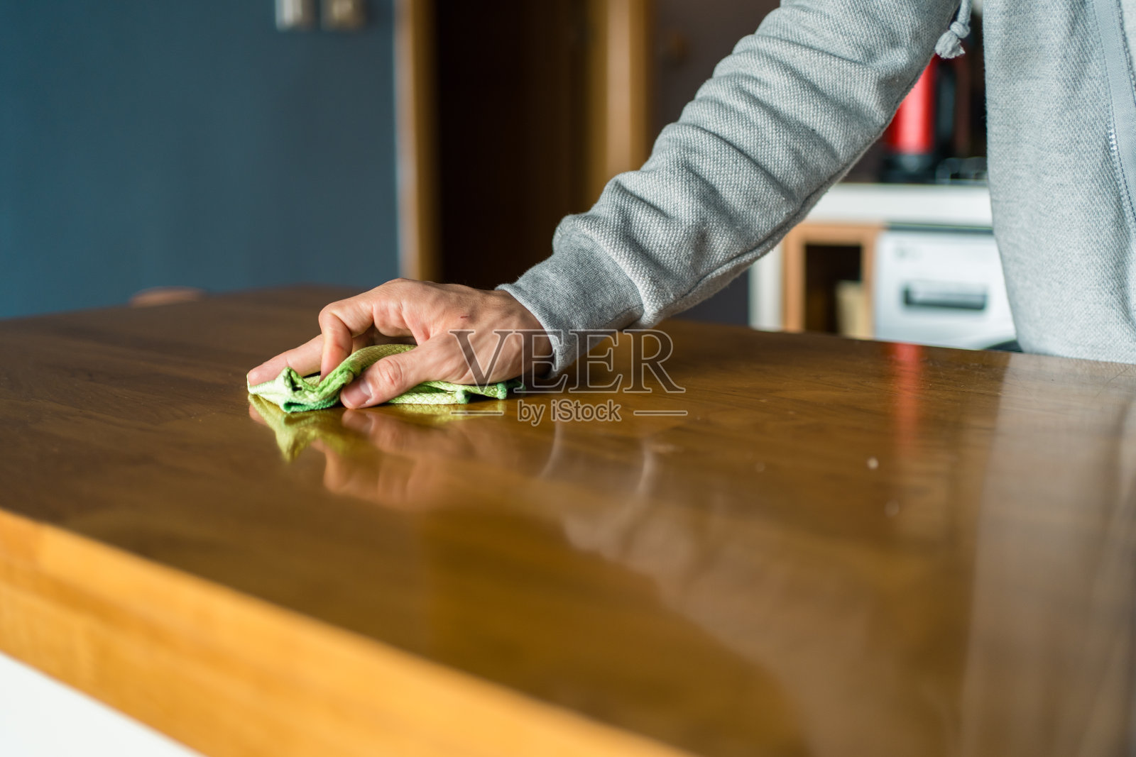男性清洁餐桌照片摄影图片