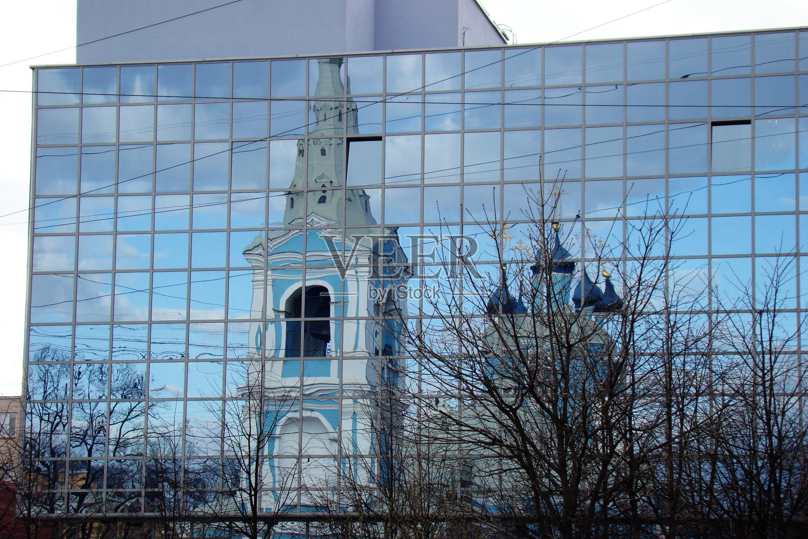 蓝色的教堂建筑反映在建筑的镜面立面上照片摄影图片