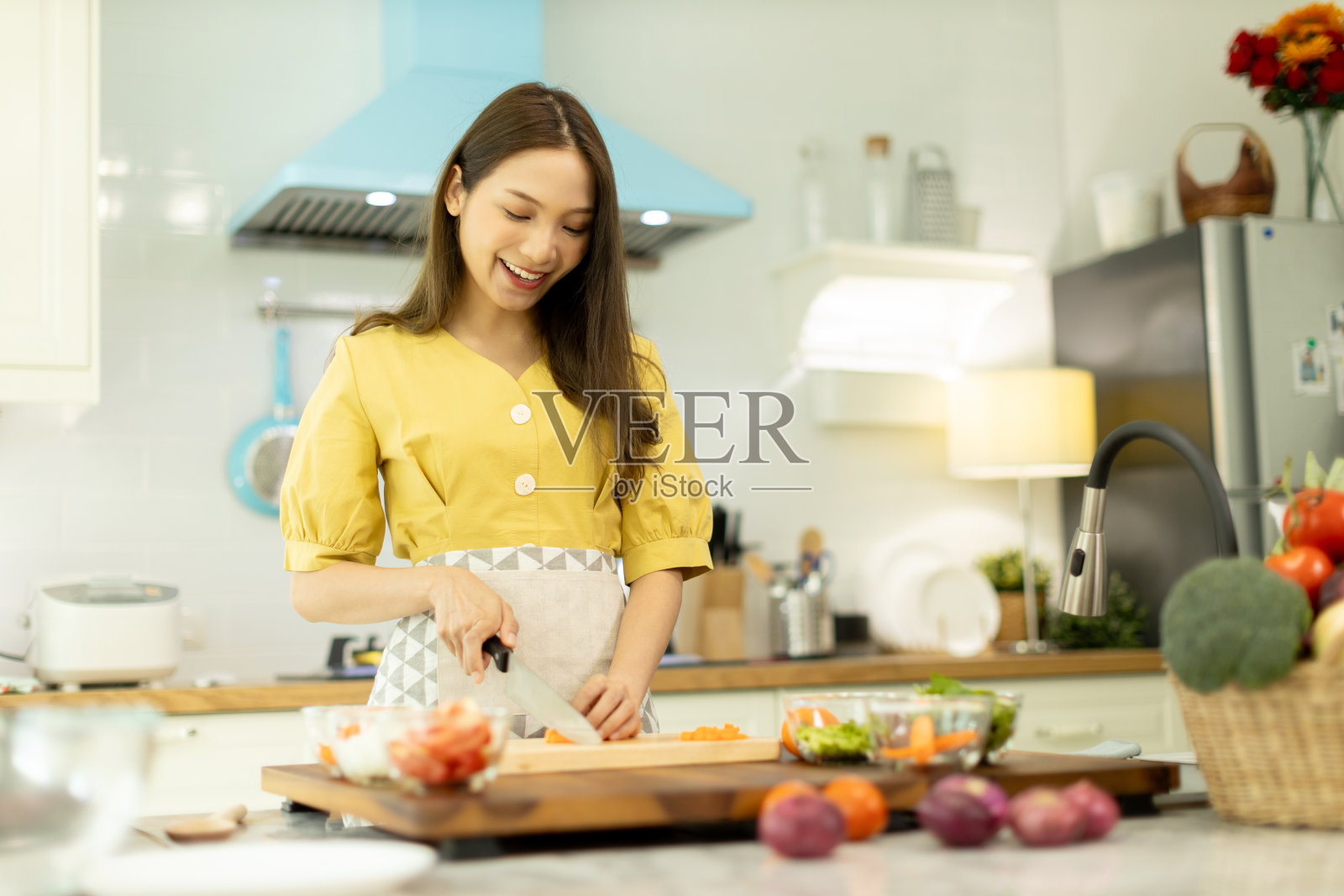 女人在厨房里煮米饭和蔬菜照片摄影图片