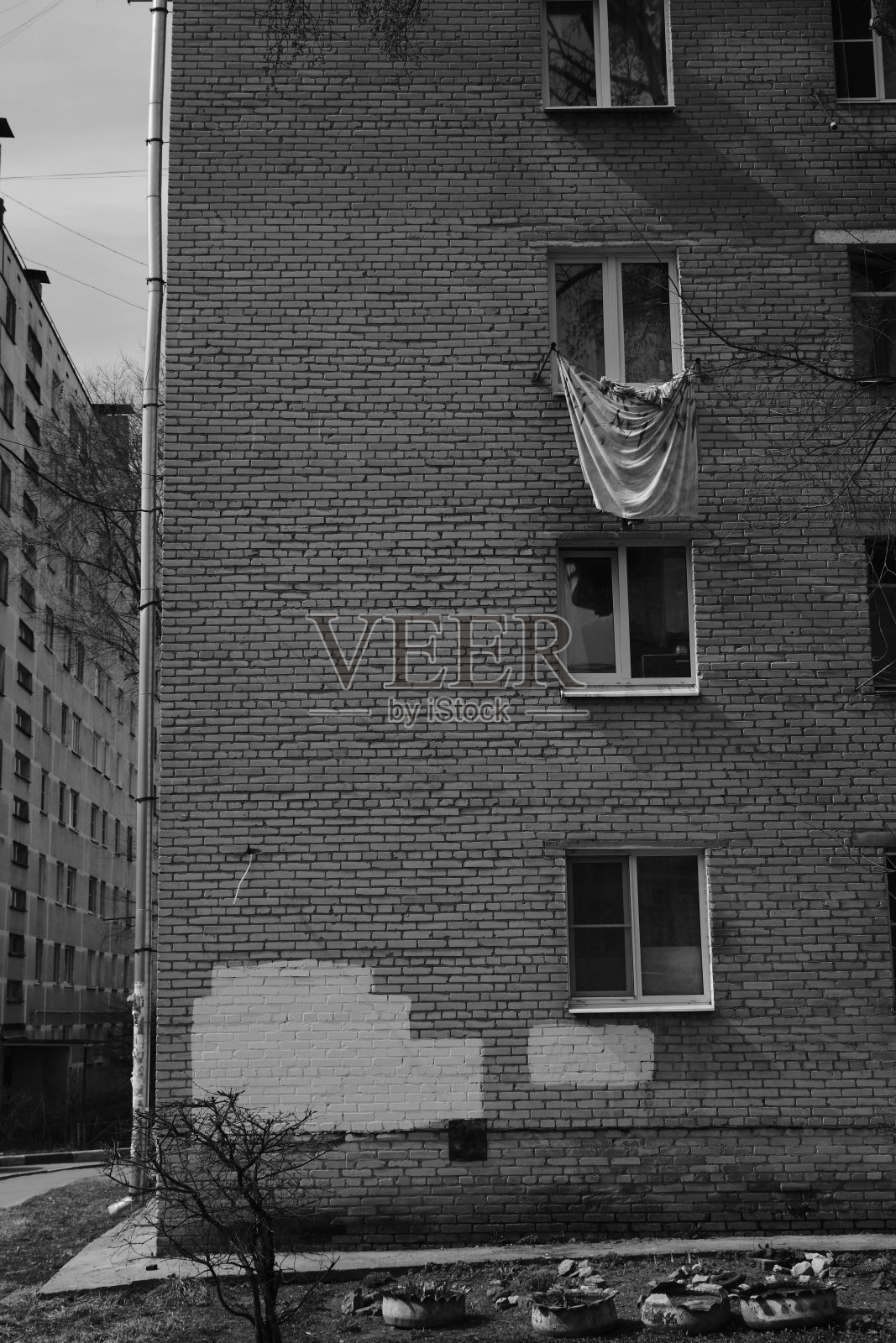 旧装配式房屋墙上的窗户照片摄影图片