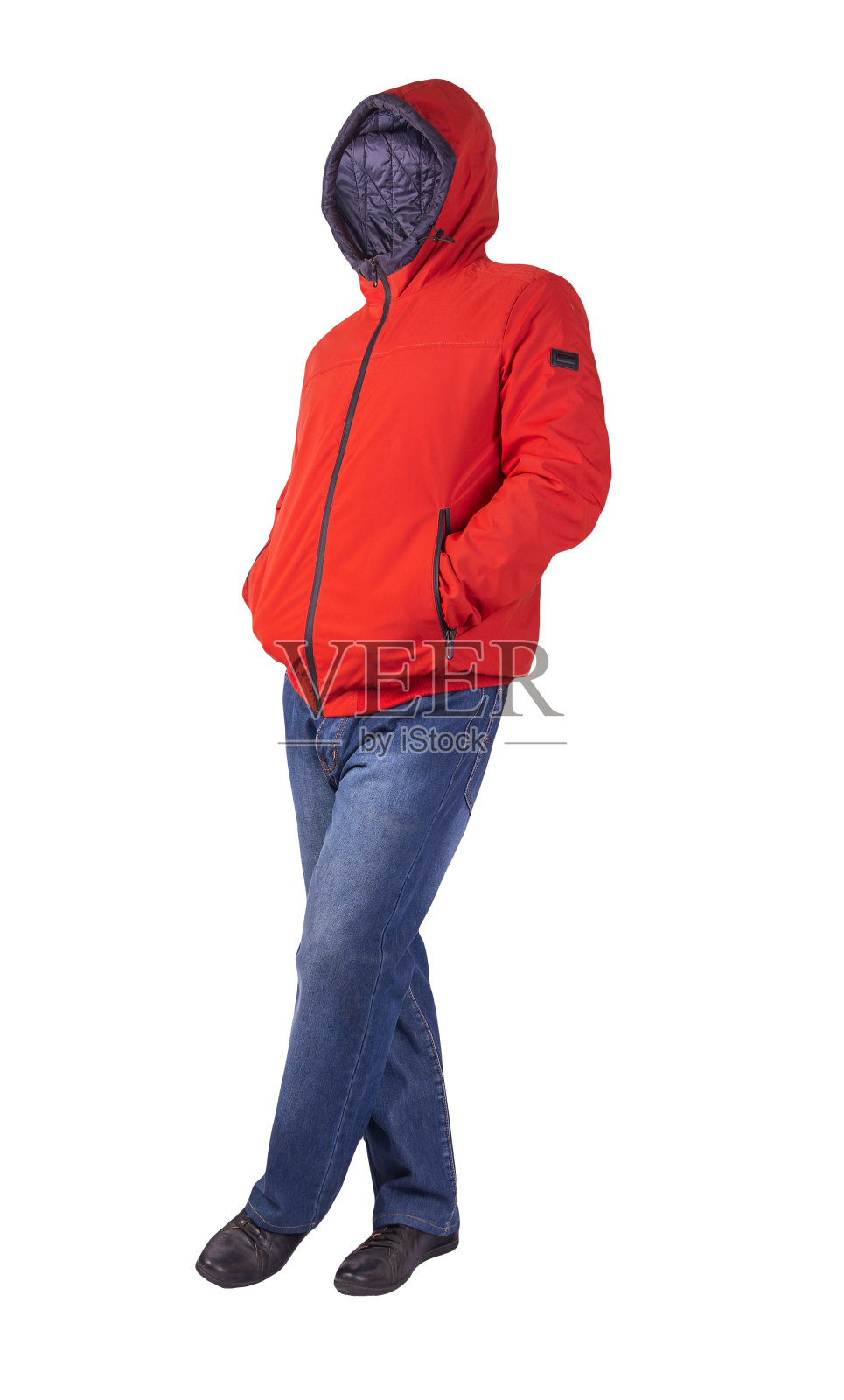 深蓝色牛仔裤，黑色皮鞋，夹克孤立在白色背景。照片摄影图片