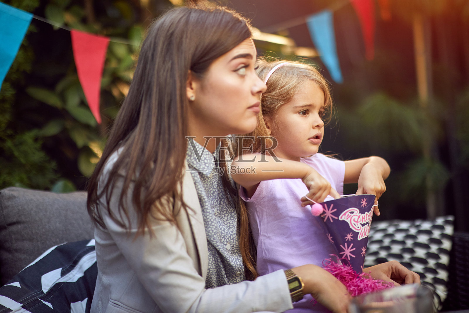 母亲和她的孩子的女儿庆祝孩子的生日聚会照片摄影图片