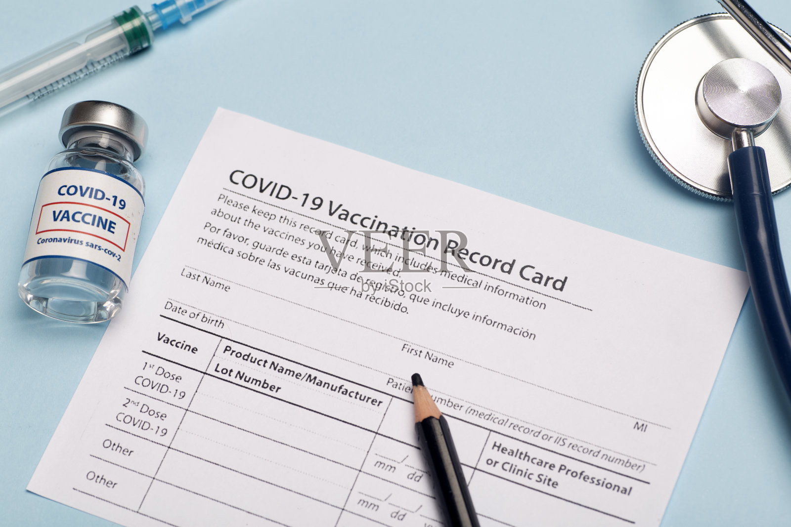 疫苗接种记录卡。冠状病毒疫情期间的疫苗接种表照片摄影图片