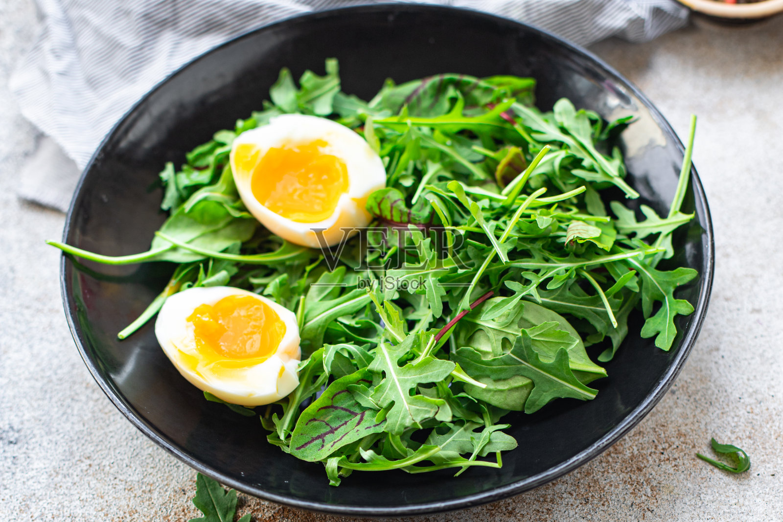新鲜沙拉鸡蛋生菜叶拌芝麻菜、甜菜健康餐仿太空食物背景。俯视图饮食素食或素食食物照片摄影图片