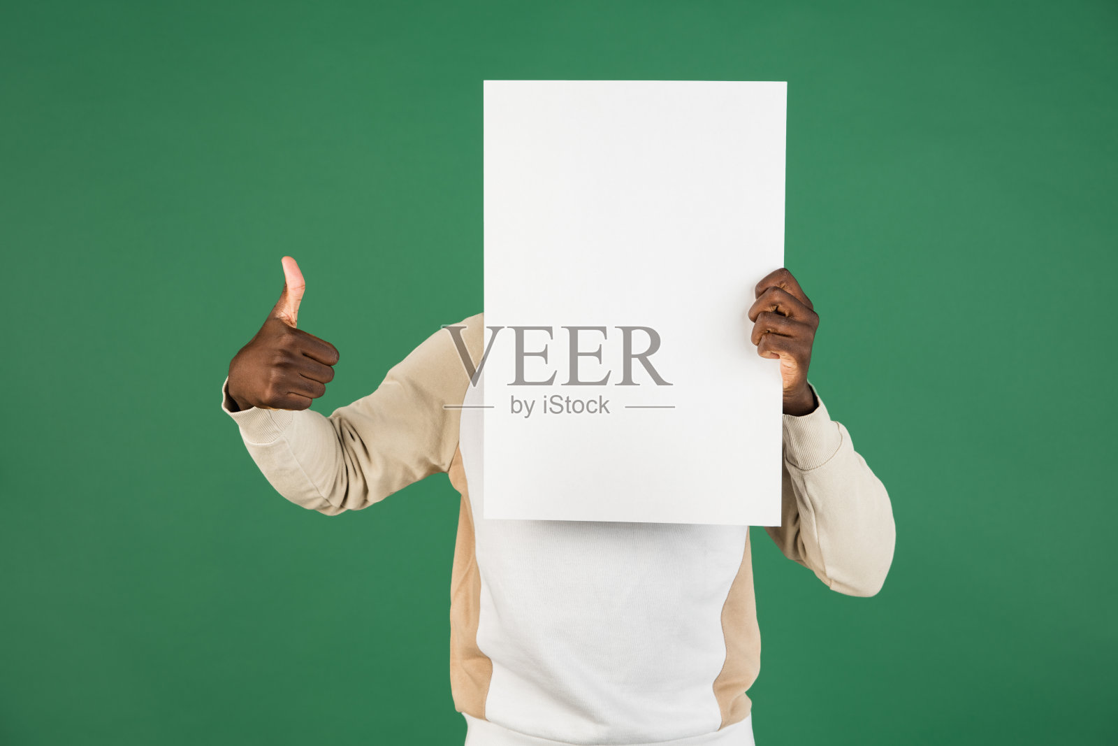 非洲人的肖像孤立在绿色工作室背景与copyspace照片摄影图片