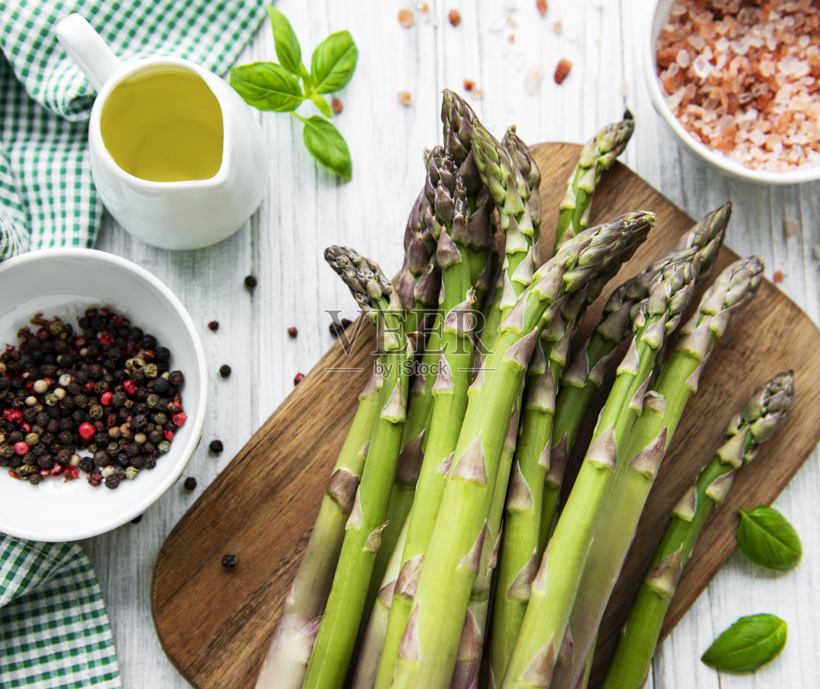 一束生芦笋，加上不同的香料照片摄影图片