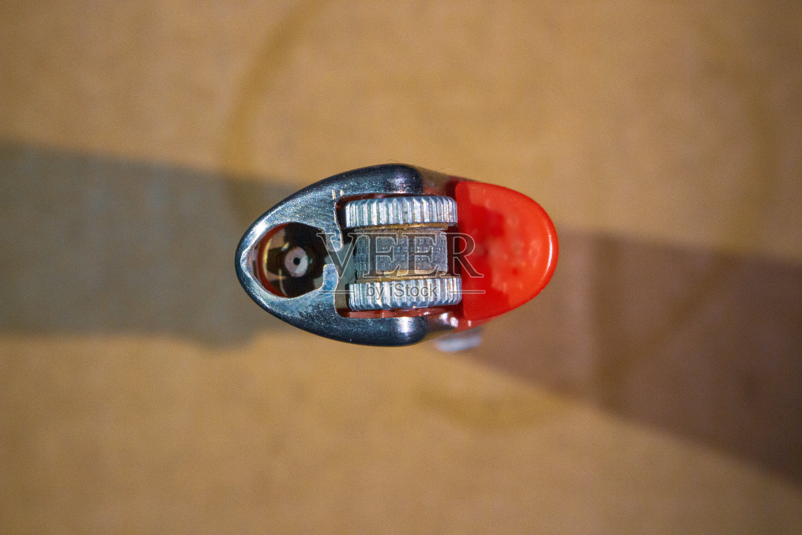 从上面看是红色打火机照片摄影图片