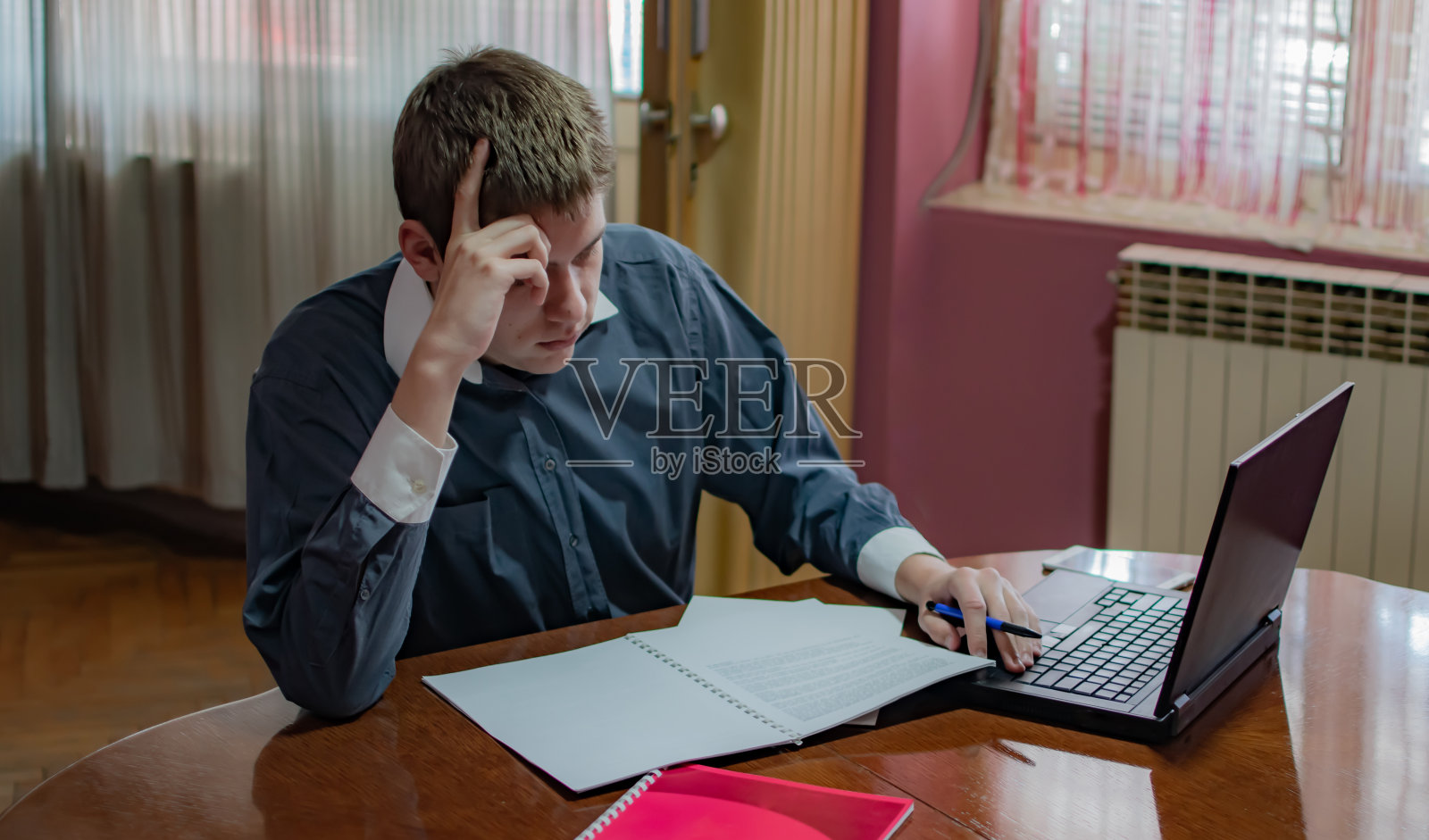 学生准备考试，并在网上上课。-一位年轻的商人在家工作。照片摄影图片