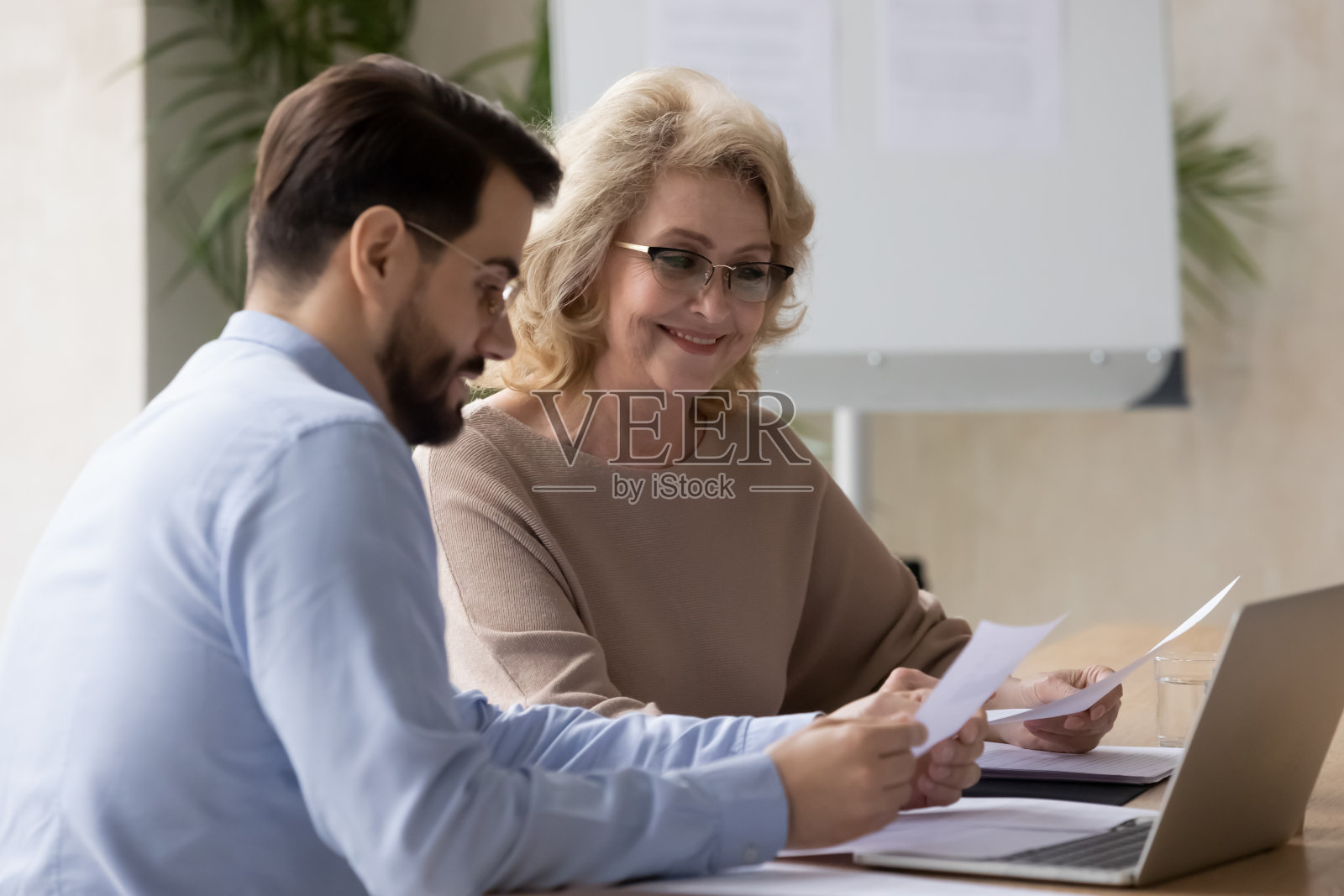 微笑不同的同事一起在办公室会议上工作照片摄影图片