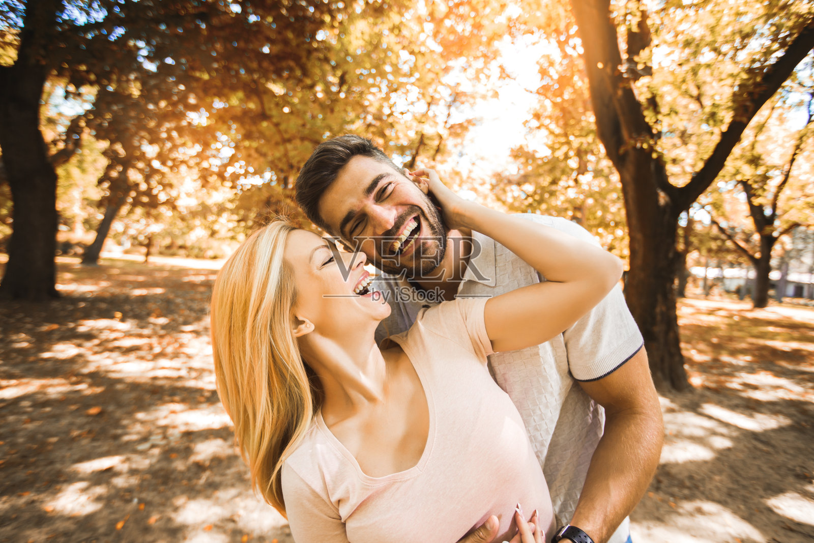 在公园里散步的幸福情侣照片摄影图片