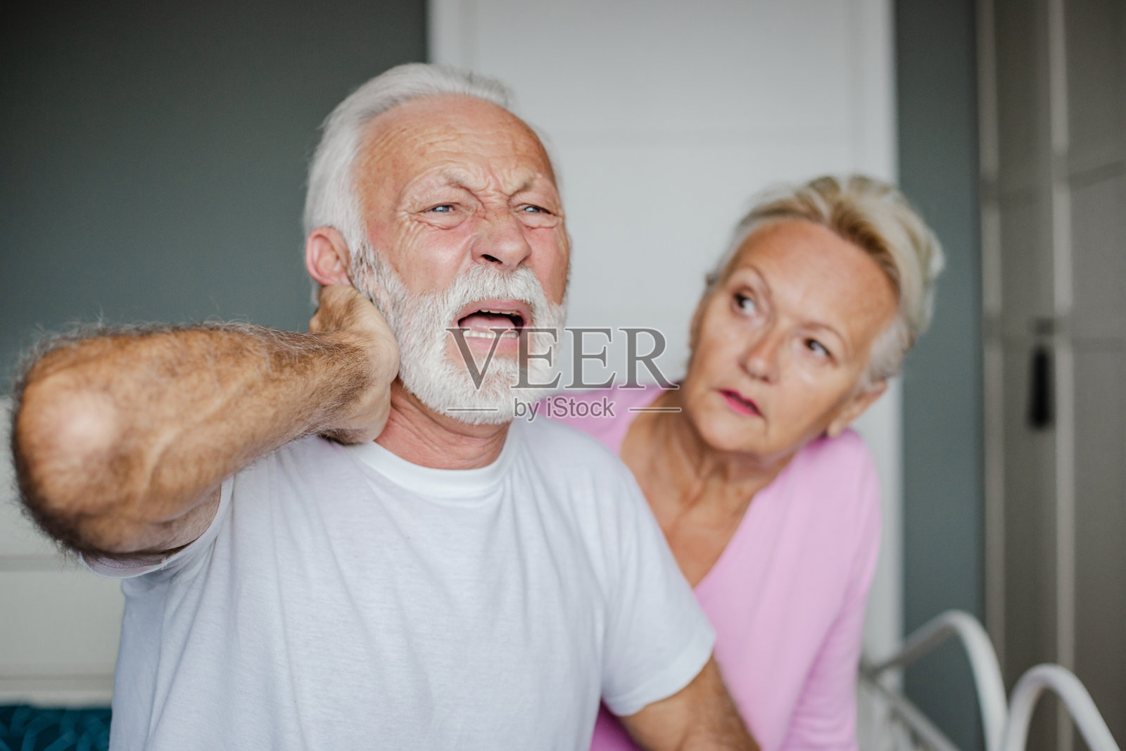 老头儿脖子疼照片摄影图片