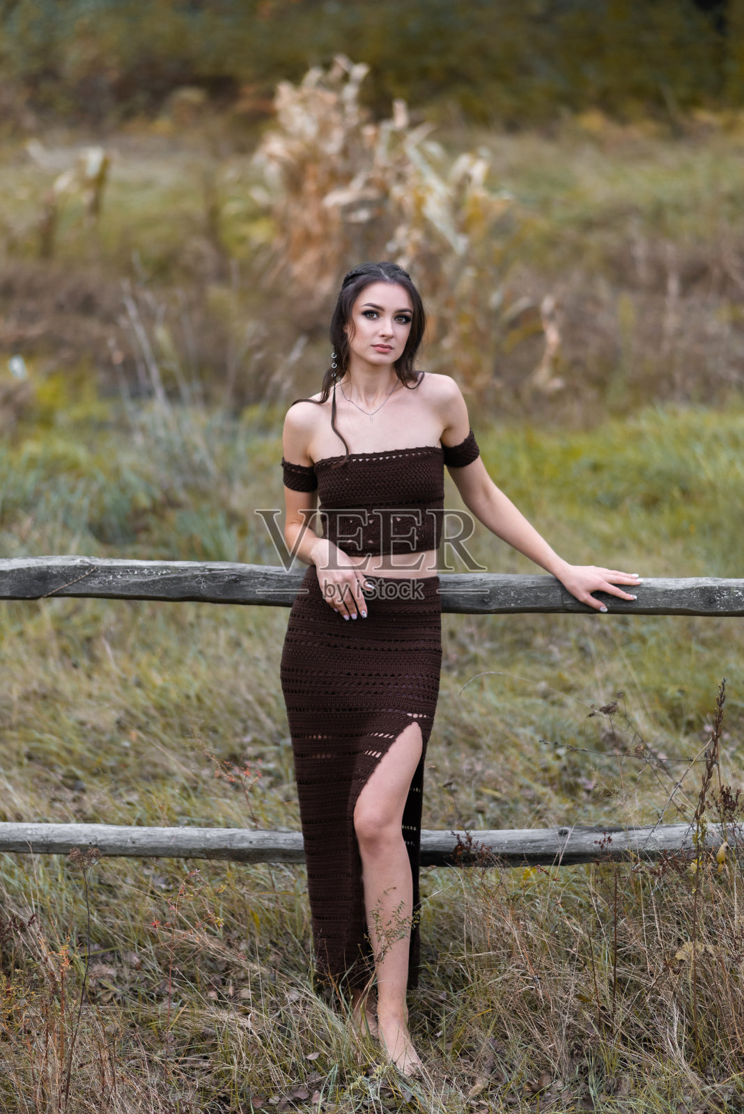 迷人自信的年轻女孩穿着漂亮的晚礼服照片摄影图片