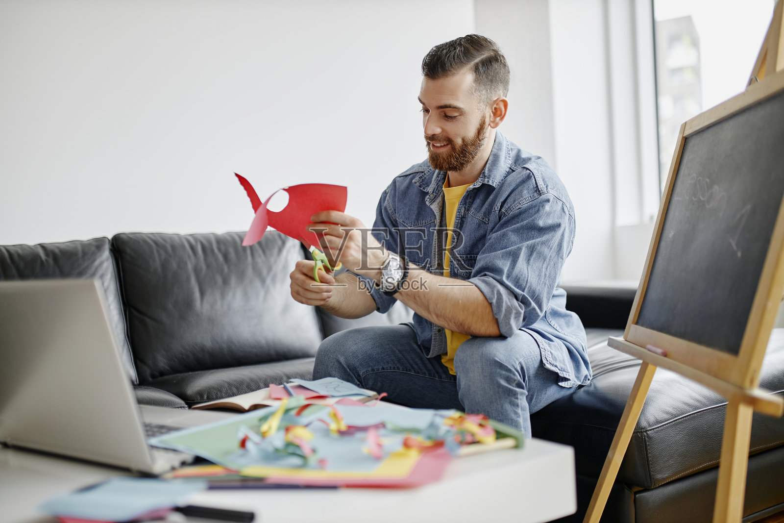 新冠肺炎大流行期间，创意男老师在线上课照片摄影图片