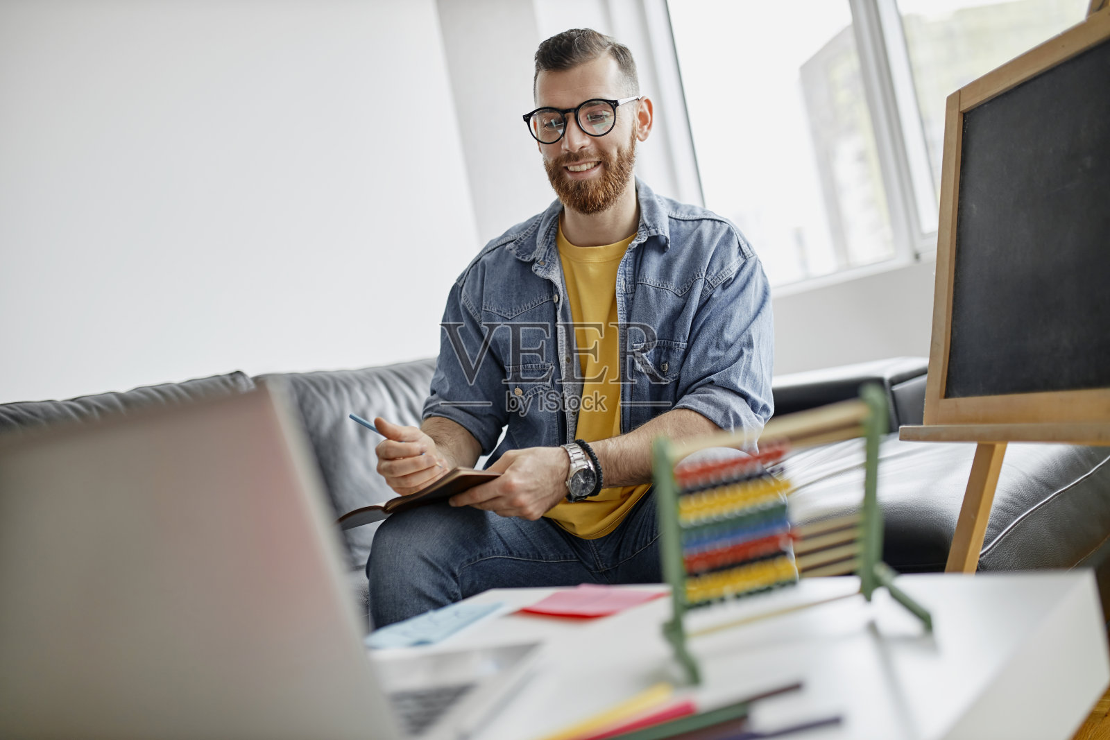 男教师在家进行数学教学，通过电脑远程远程学习照片摄影图片