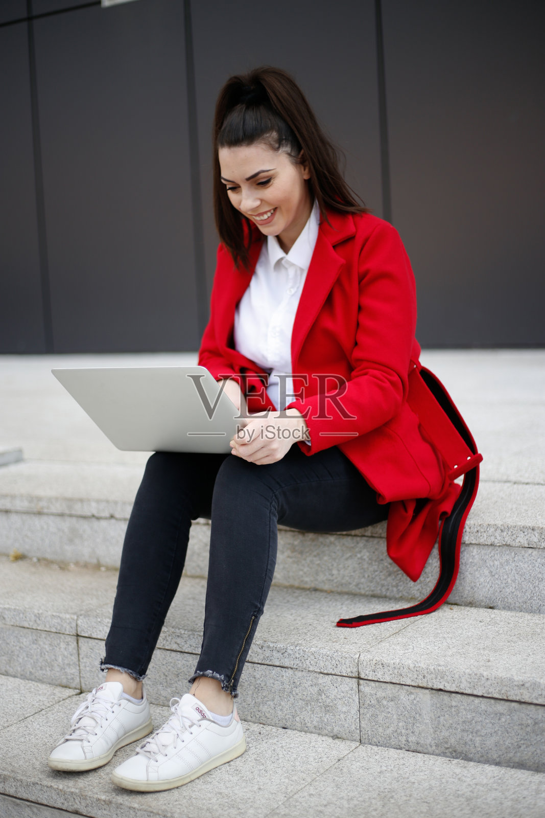 年轻的商业女性在户外使用笔记本电脑。库存图片照片摄影图片