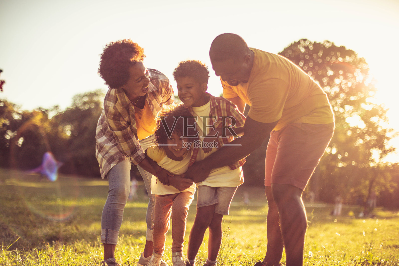 非裔美国家庭在户外玩耍。照片摄影图片