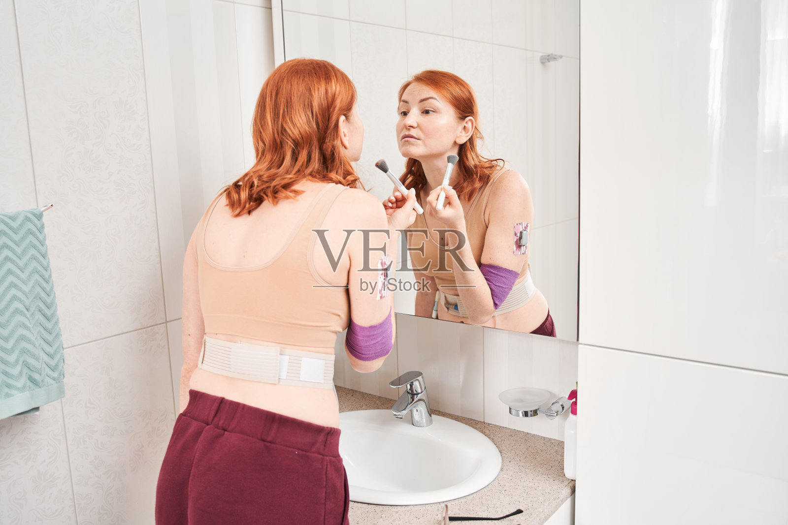 一个在镜子前化妆的女人照片摄影图片