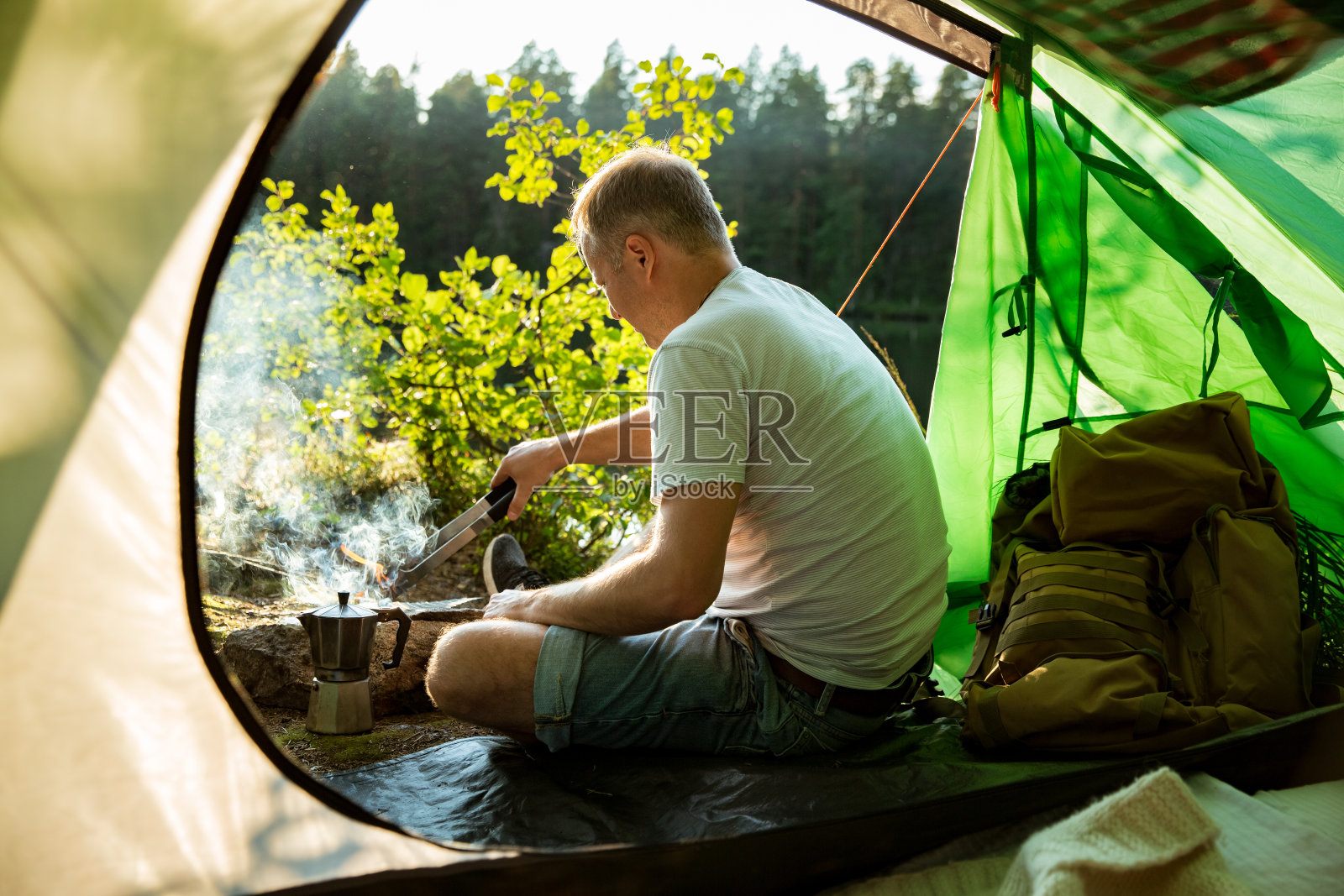 用咖啡机煮咖啡的男人照片摄影图片