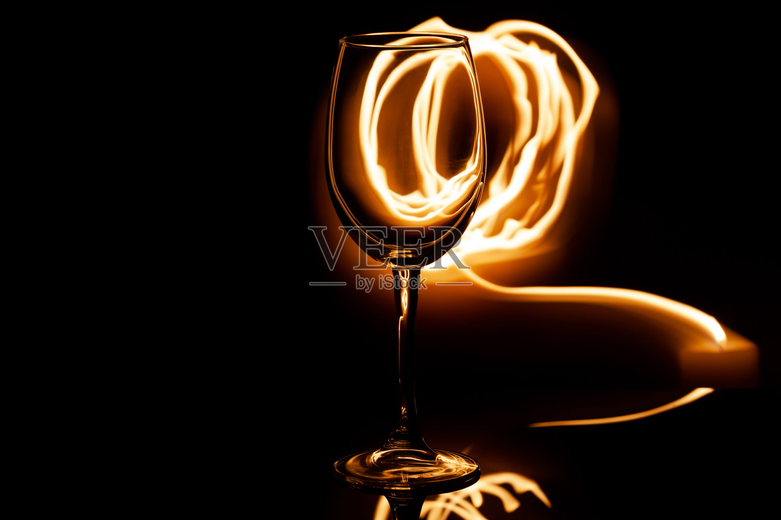 火和酒杯，复印空间，用作背景照片摄影图片