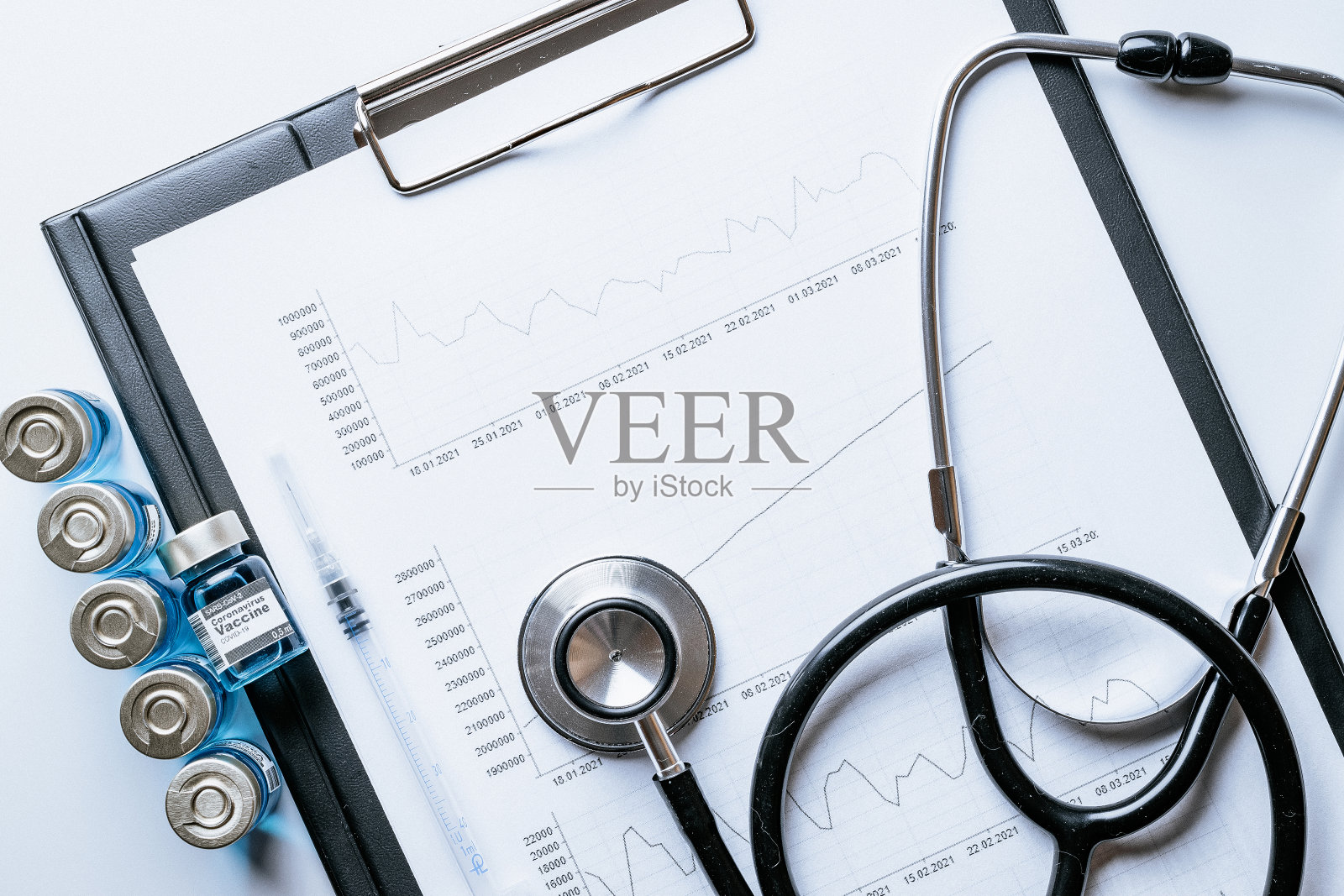 图形图表。医疗保健医疗信息图，医生健康听诊器和分析疫苗接种统计医院背景。研究数据经济电子表格和商业公司概念。照片摄影图片