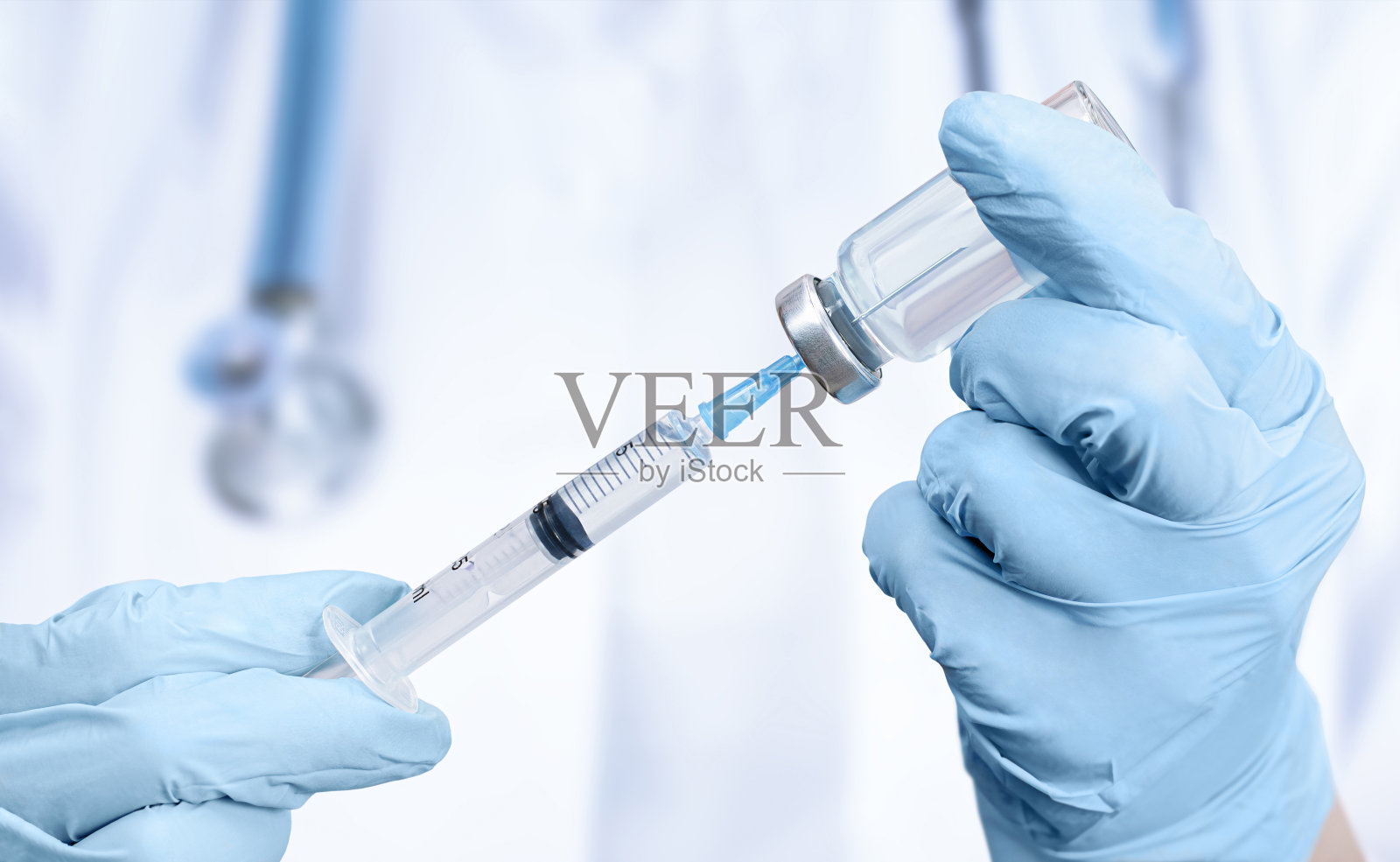 医生手上拿着疫苗和注射器照片摄影图片