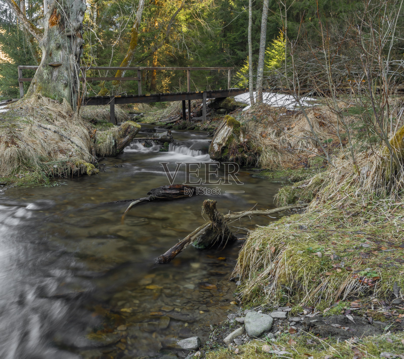斯比克山附近的乌拉瓦河，有木桥和清泉照片摄影图片