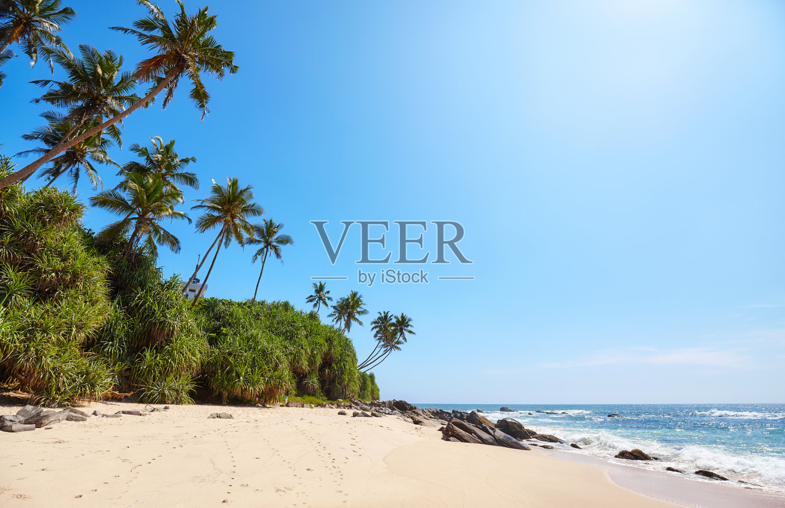 斯里兰卡一个阳光明媚的热带海滩。照片摄影图片